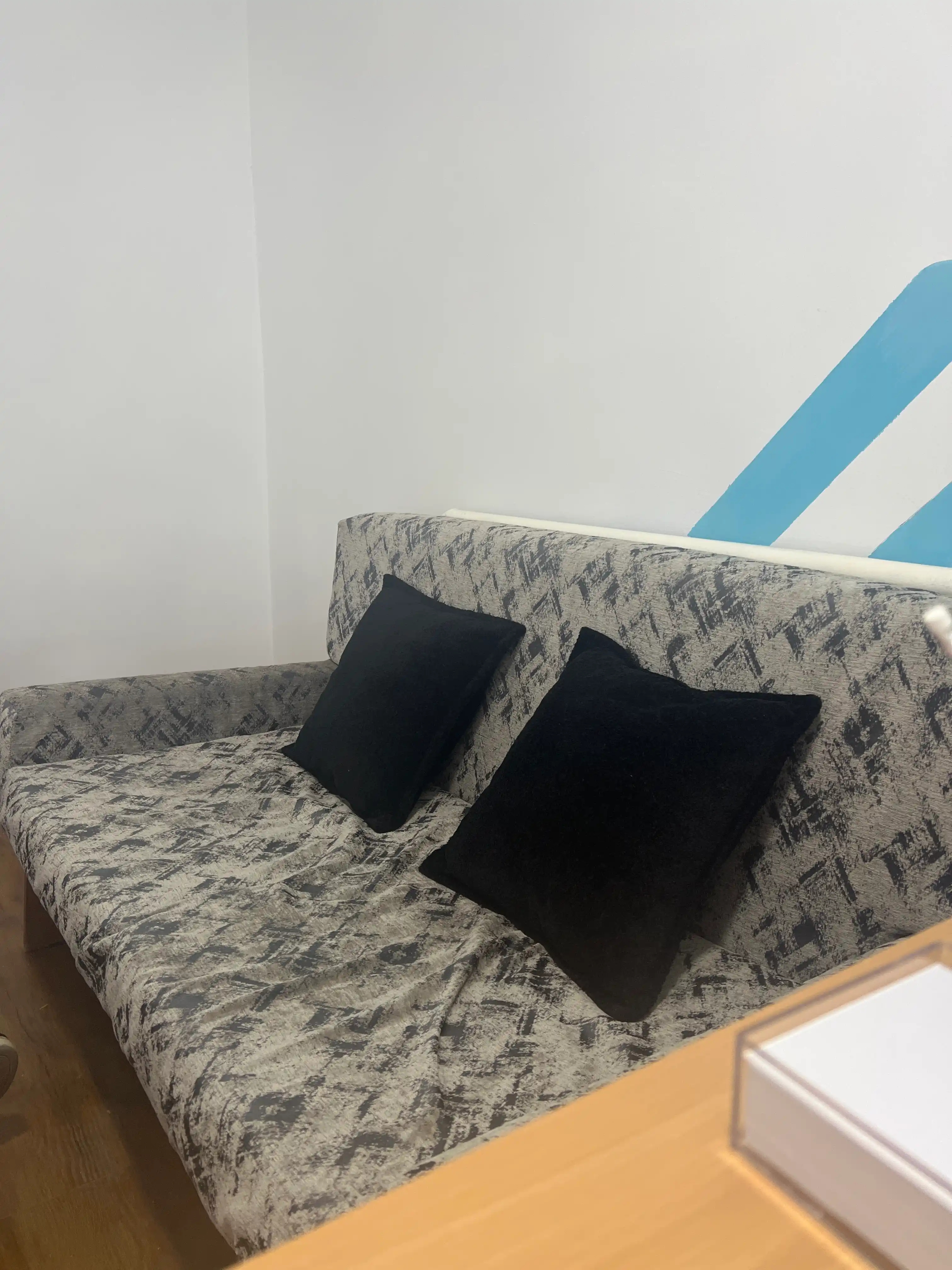 45x45 sm o‘lchamdagi yumshoq, duxoba, mikrofibrali, divan uchun dekorativ yostiq
