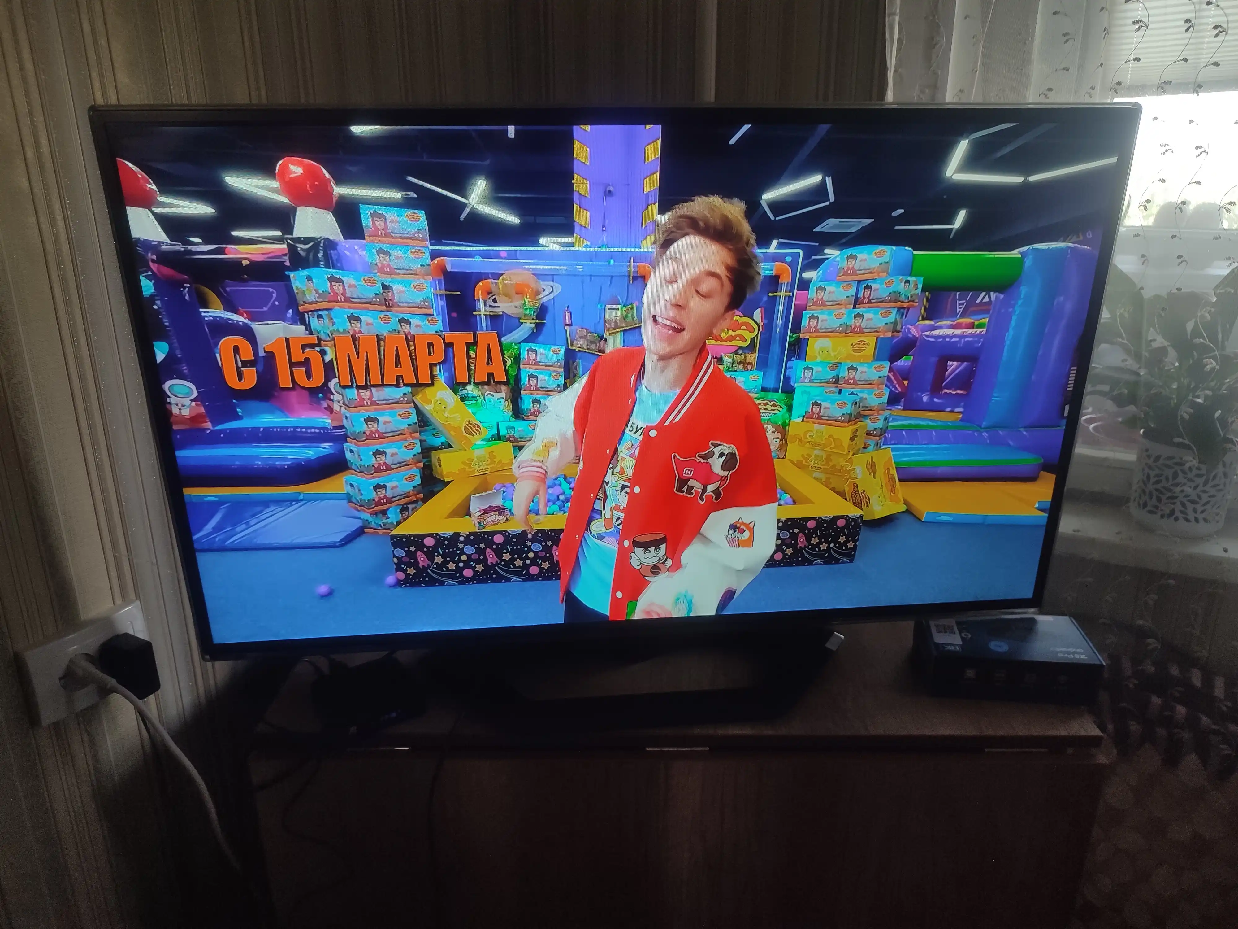 Smart TV pristavka Z8 Pro, 2/16 GB, 4K Ultra HD, Android TV 12, Wi-Fi, Bluetooth, ovozli boshqaruv