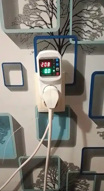 220V rozetka uchun 16A kuchlanish va tok relesi,sakrashlardan himoya,voltmetr va ampermetr