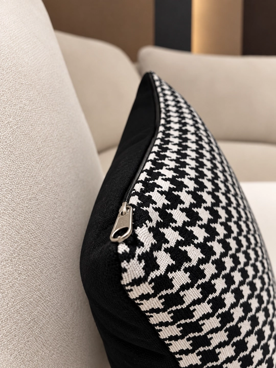 My Sofa’dan dekorativ yostiqlar — Black & Burgundy