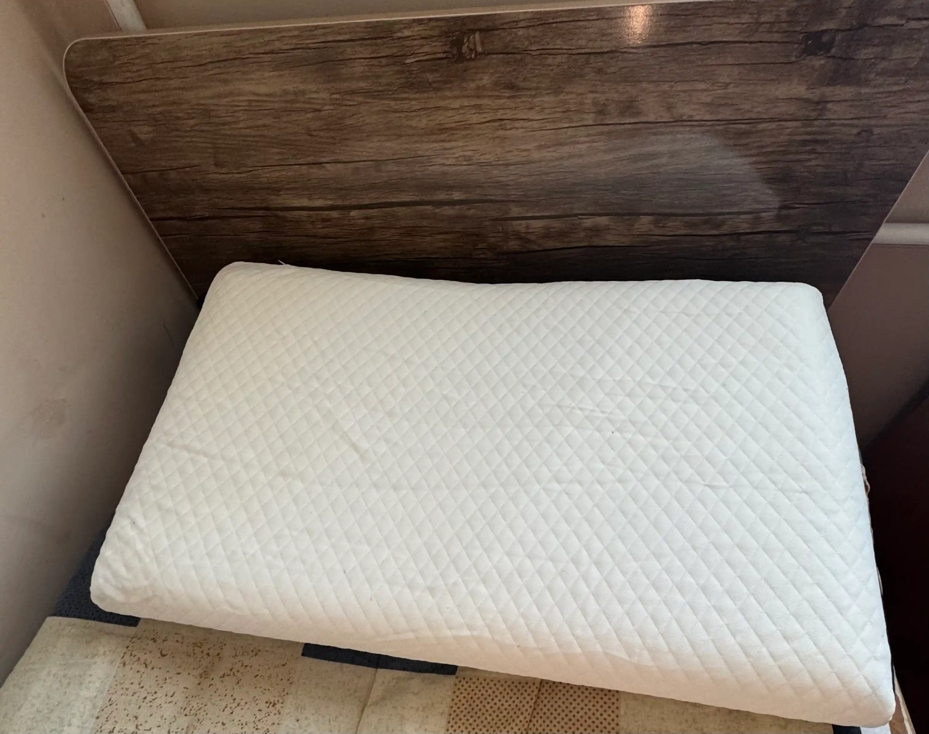 Memory Foam ortopedik yostig‘i, 65x40 sm, anatomik, uyqu uchun