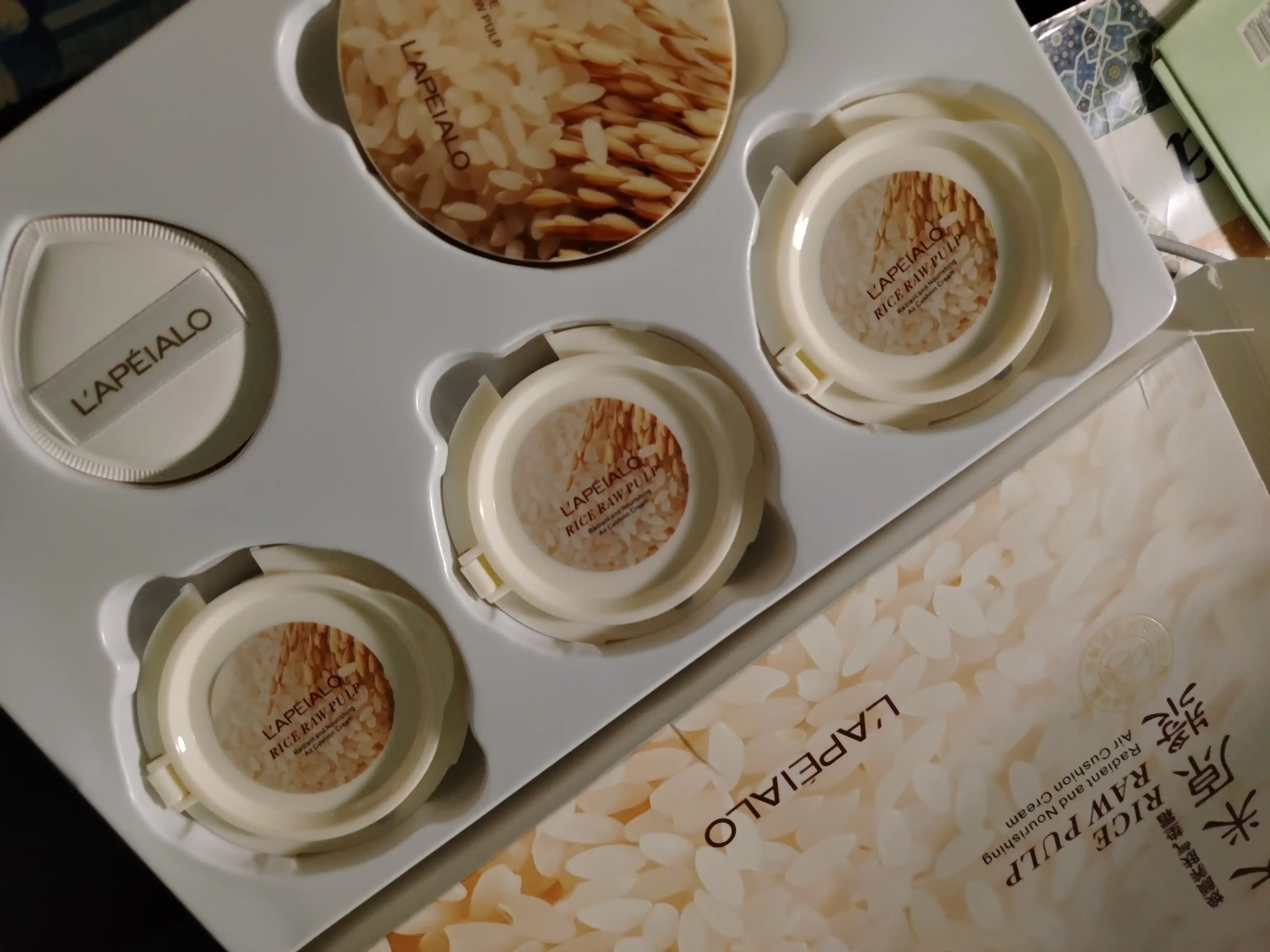 Kushon to‘plami: kremli asosiy kushon (15 g), uchta almashtiriladigan blok (3 x 15 g), 2 turdagi surtish uchun gubka