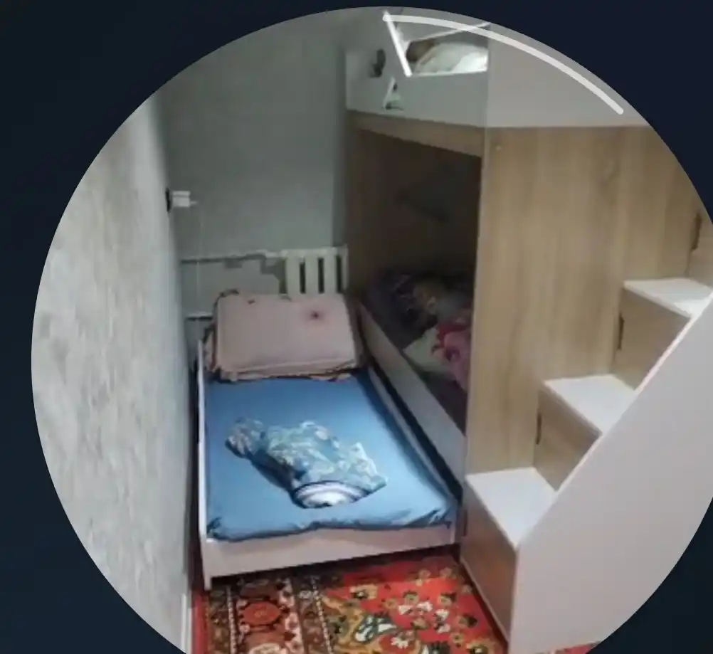 Qo‘shimcha yotish joyiga ega W 32 ikki qavatli karavoti