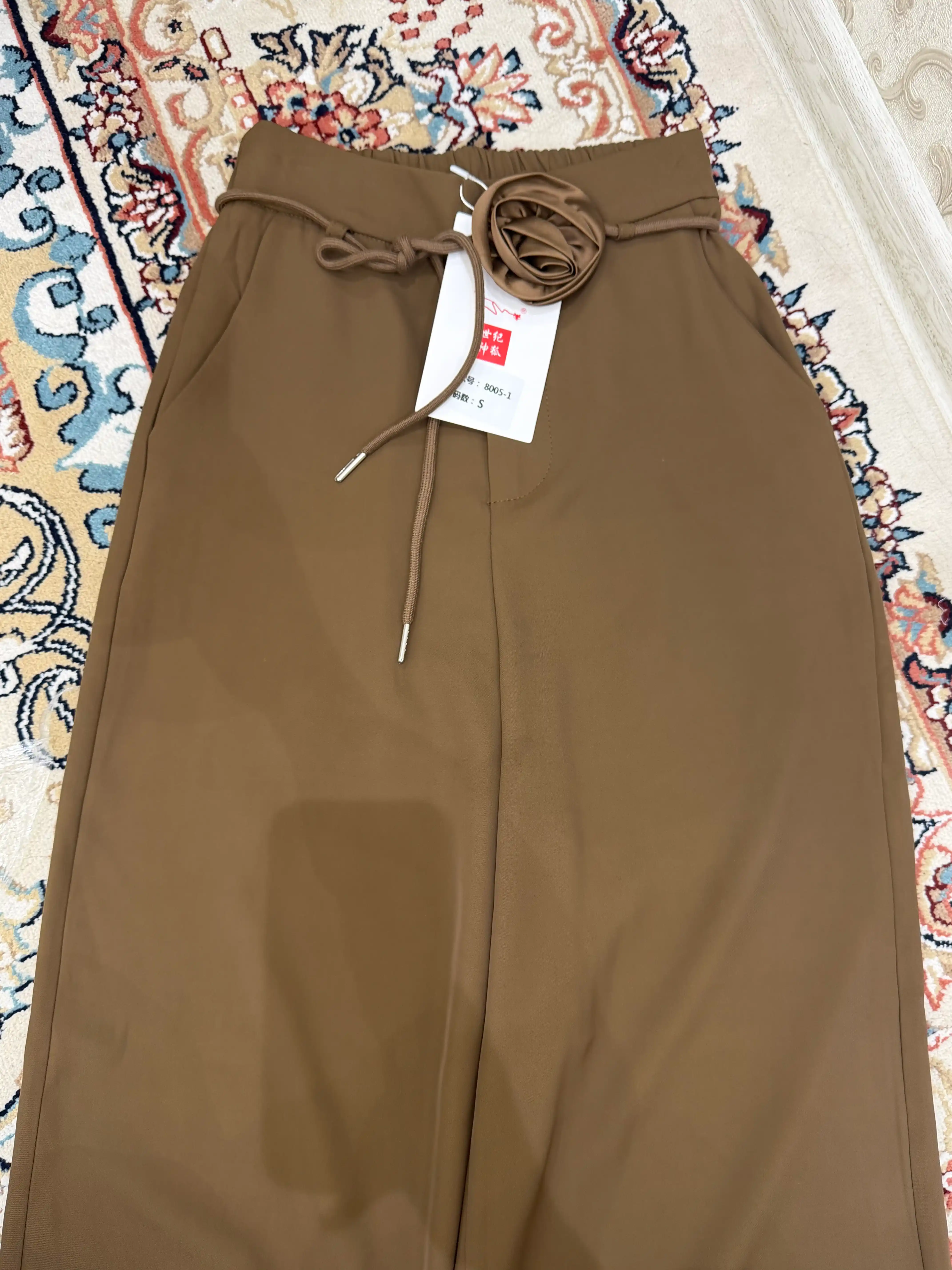 Ayollar shimi palazzo, keng bichimli, bel qismida guli va kamari bilan, kuz va bahor uchun