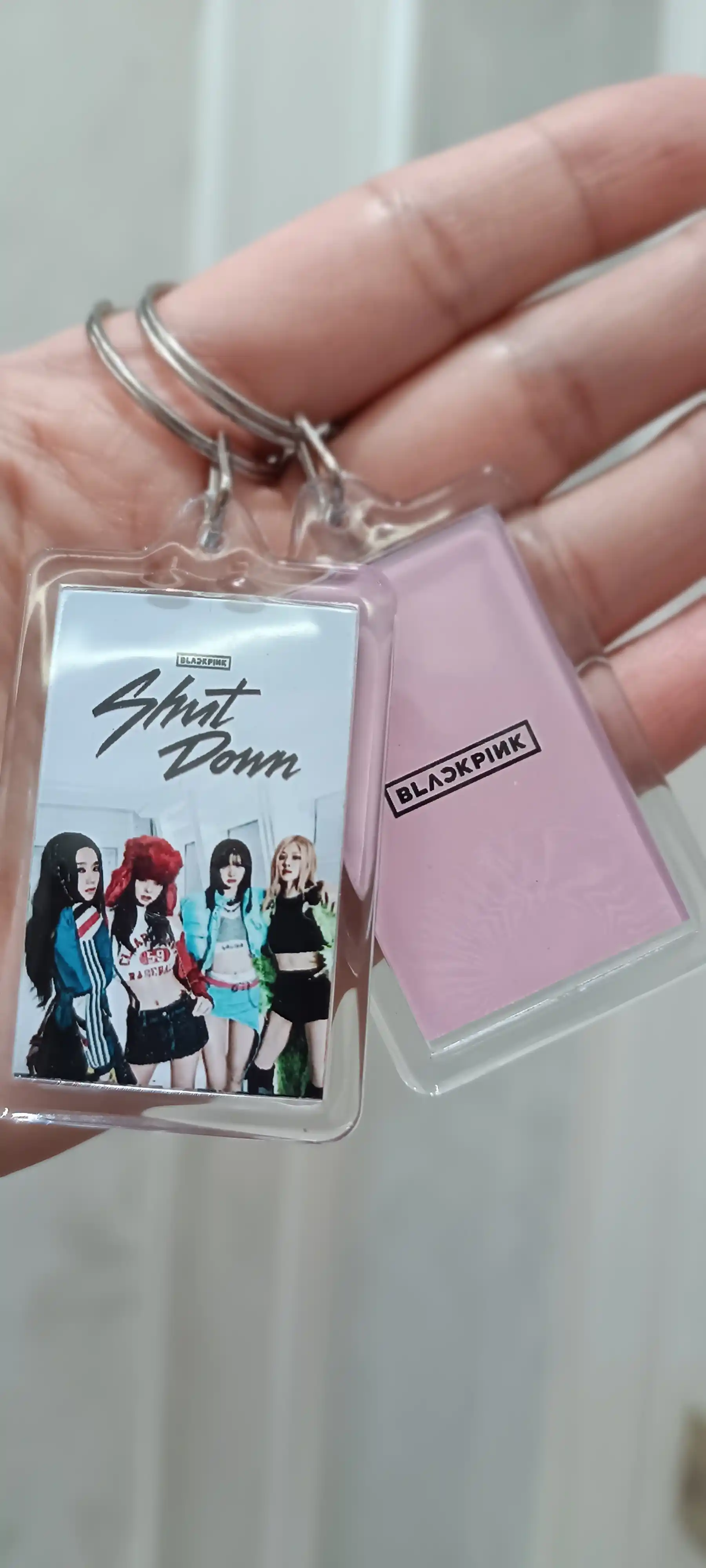BTS, BLACKPINK, K-POP breloklari — ikki tomonlama, yaltiroq, nafis