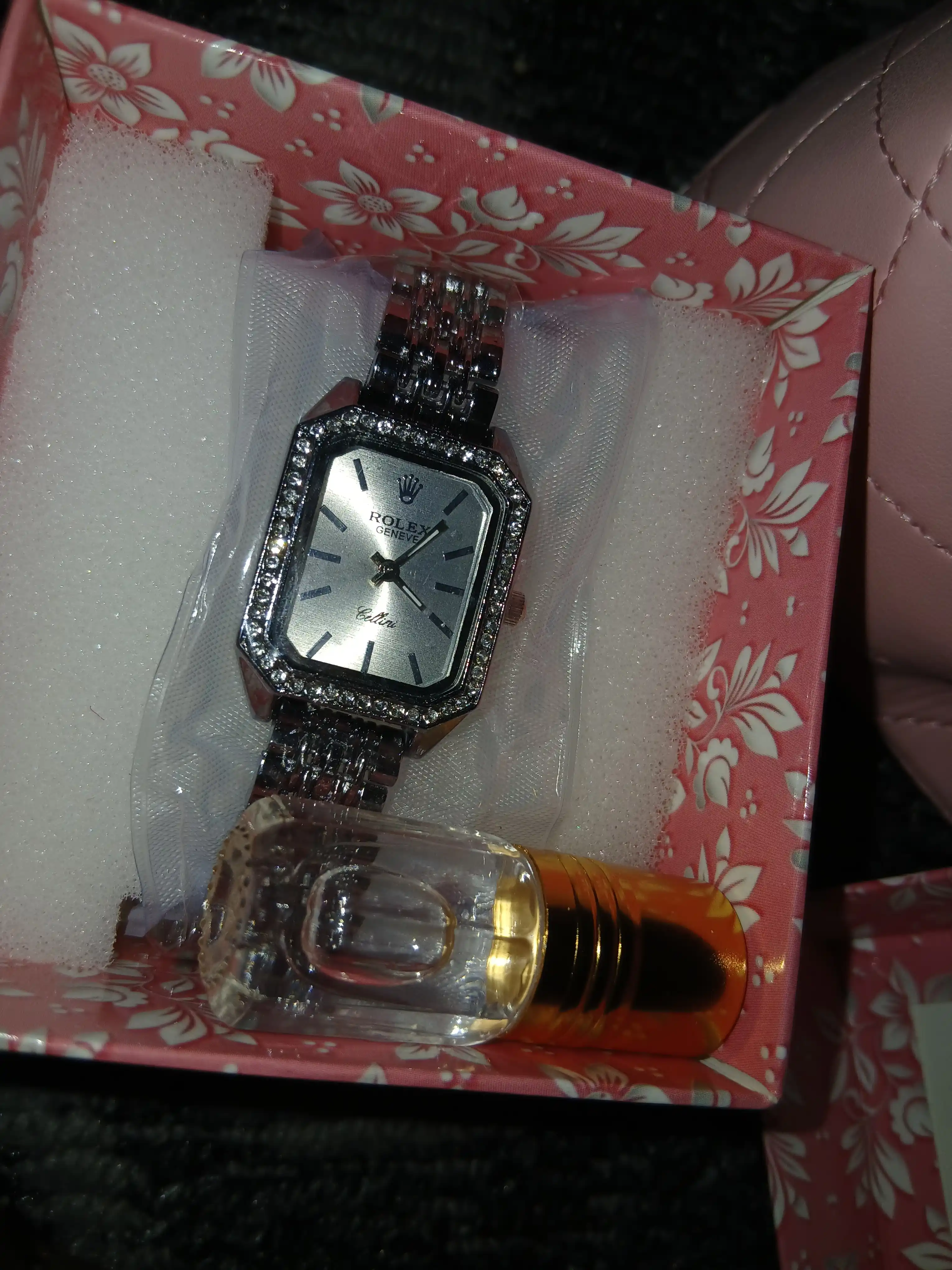 Ayollar qo‘l soati Rolex, kvarts, klassik dizayn, metall braslet, sovg‘a qutisida
