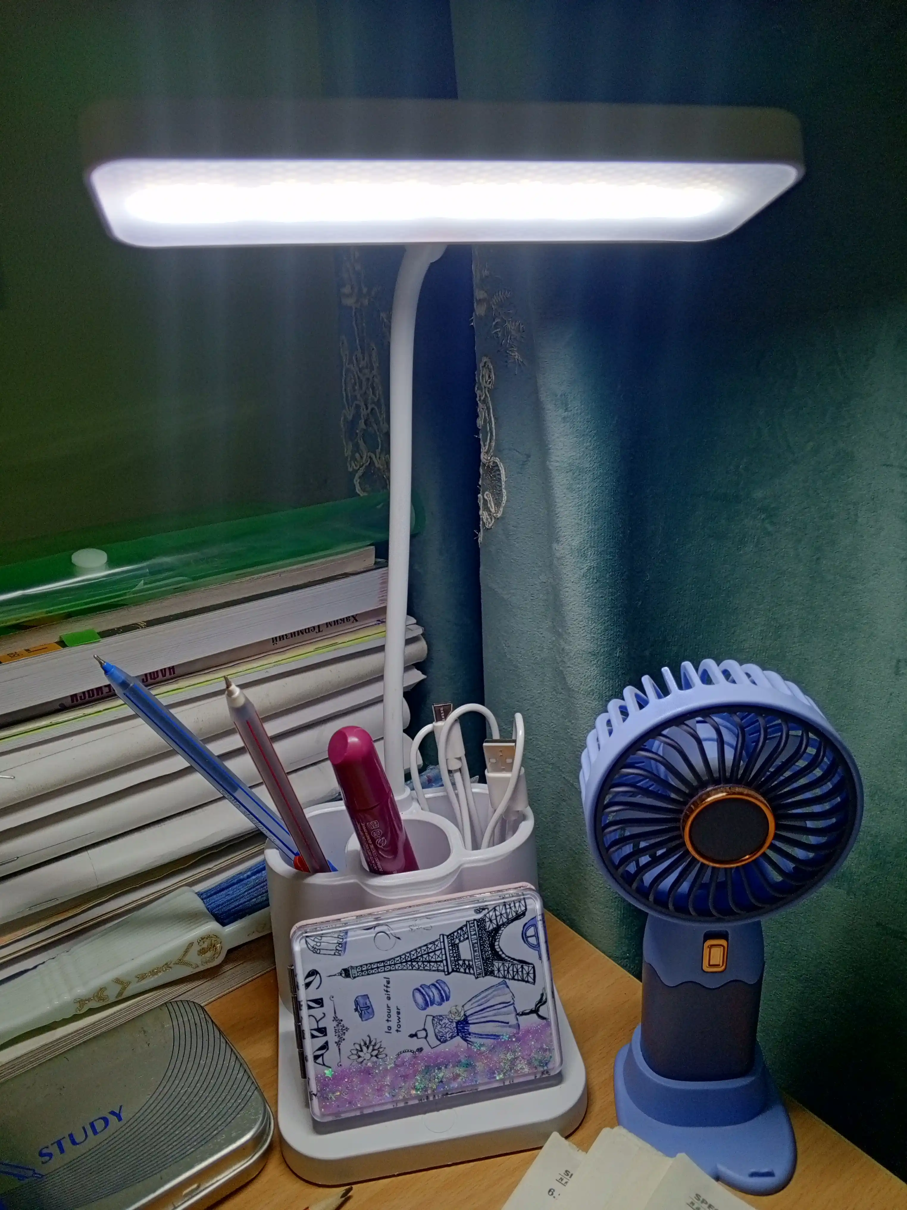 Akkumulyatorli LED stol lampasi, sensorli, yorqinlikni sozlash va USB bilan, organayzer