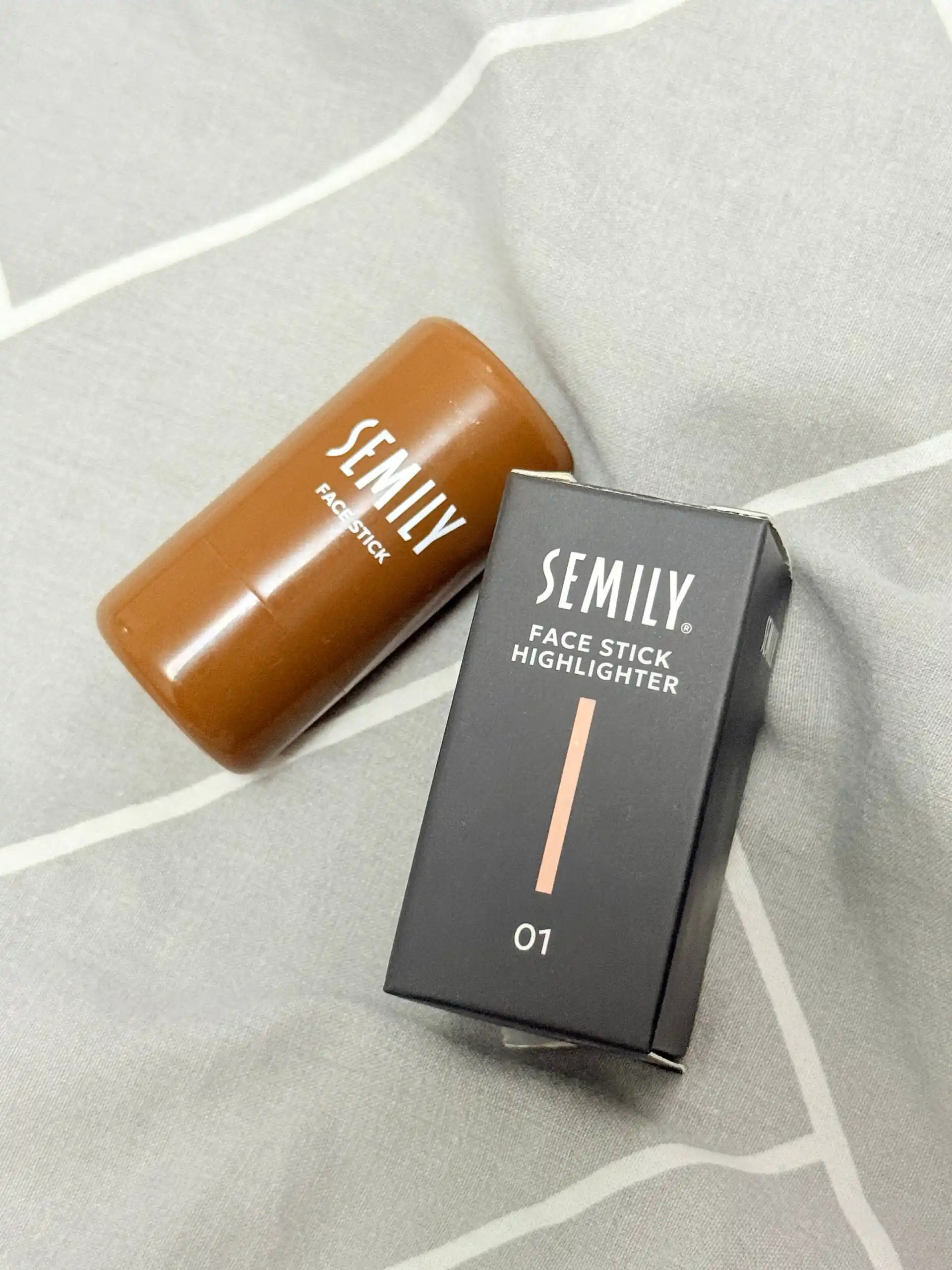 Хайлайтер стик  SEMILY для лица Highlighter Stick, кремовый, сияющий, тон 01