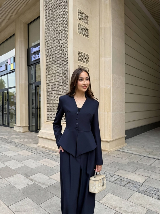 Uzun yengli va bezakli tugmali ayollar kostyumi, pidjak va shim