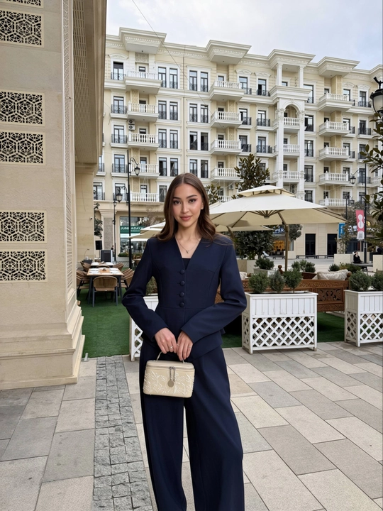 Uzun yengli va bezakli tugmali ayollar kostyumi, pidjak va shim