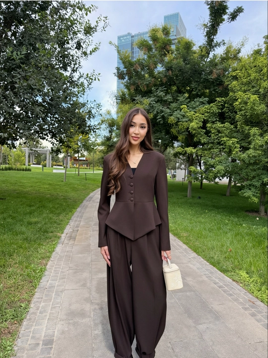 Uzun yengli va bezakli tugmali ayollar kostyumi, pidjak va shim