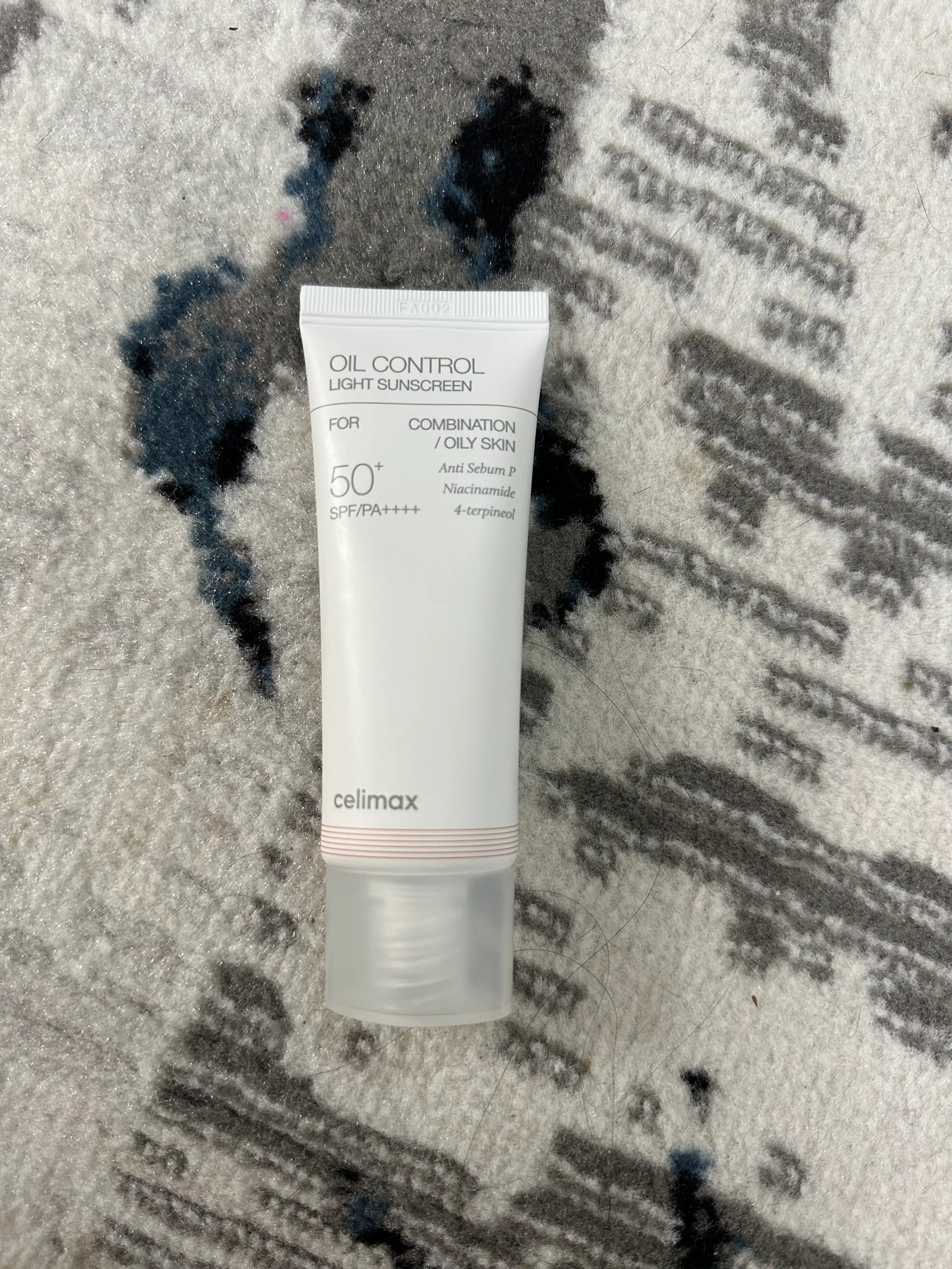 Celimax Oil Control Light quyoshdan himoyalovchi yengil krem SPF50+ PA++++