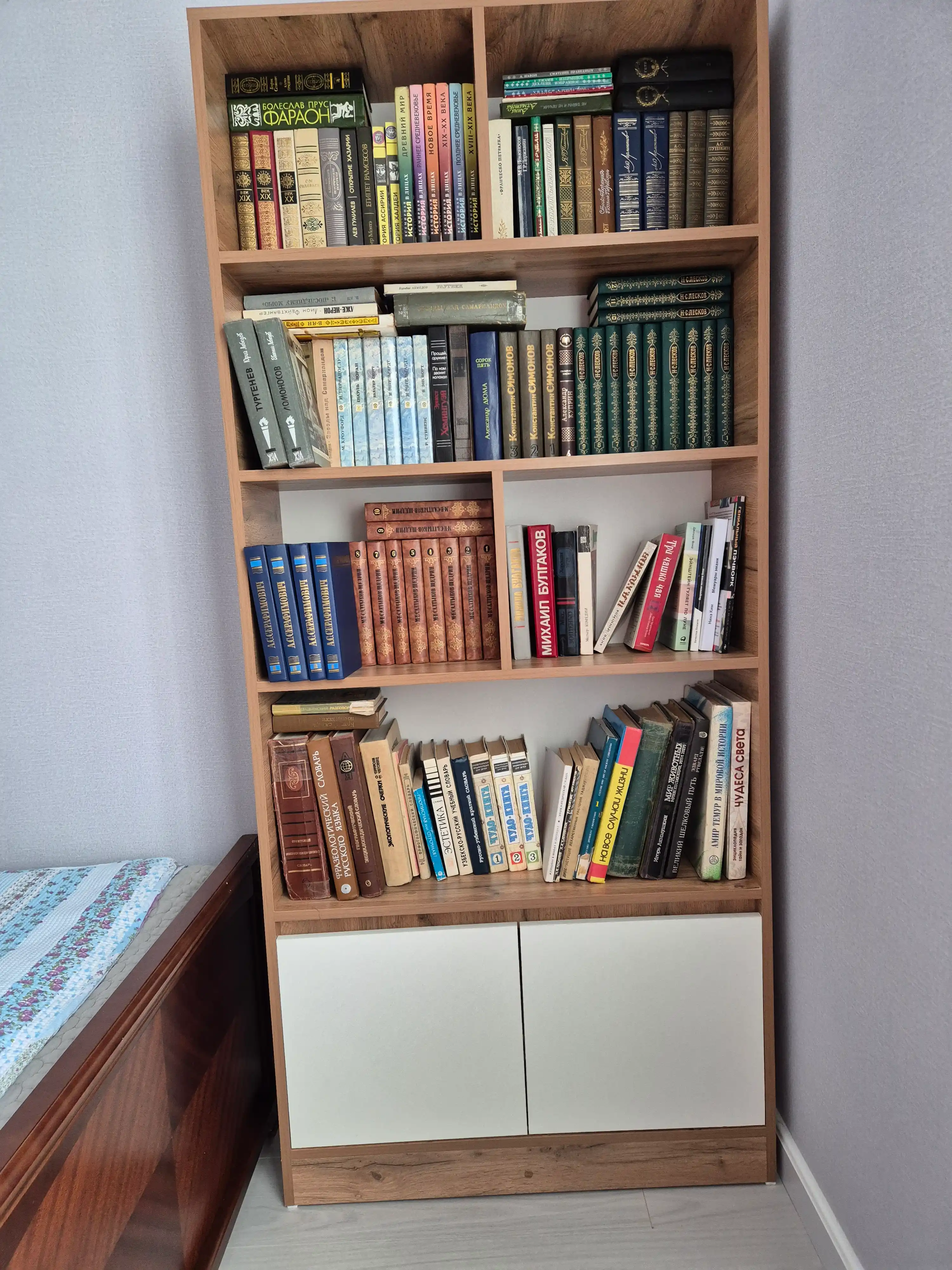 Стеллаж Bryuf для книг и декора, из ЛДСП (Россия), поставляется в собранном виде