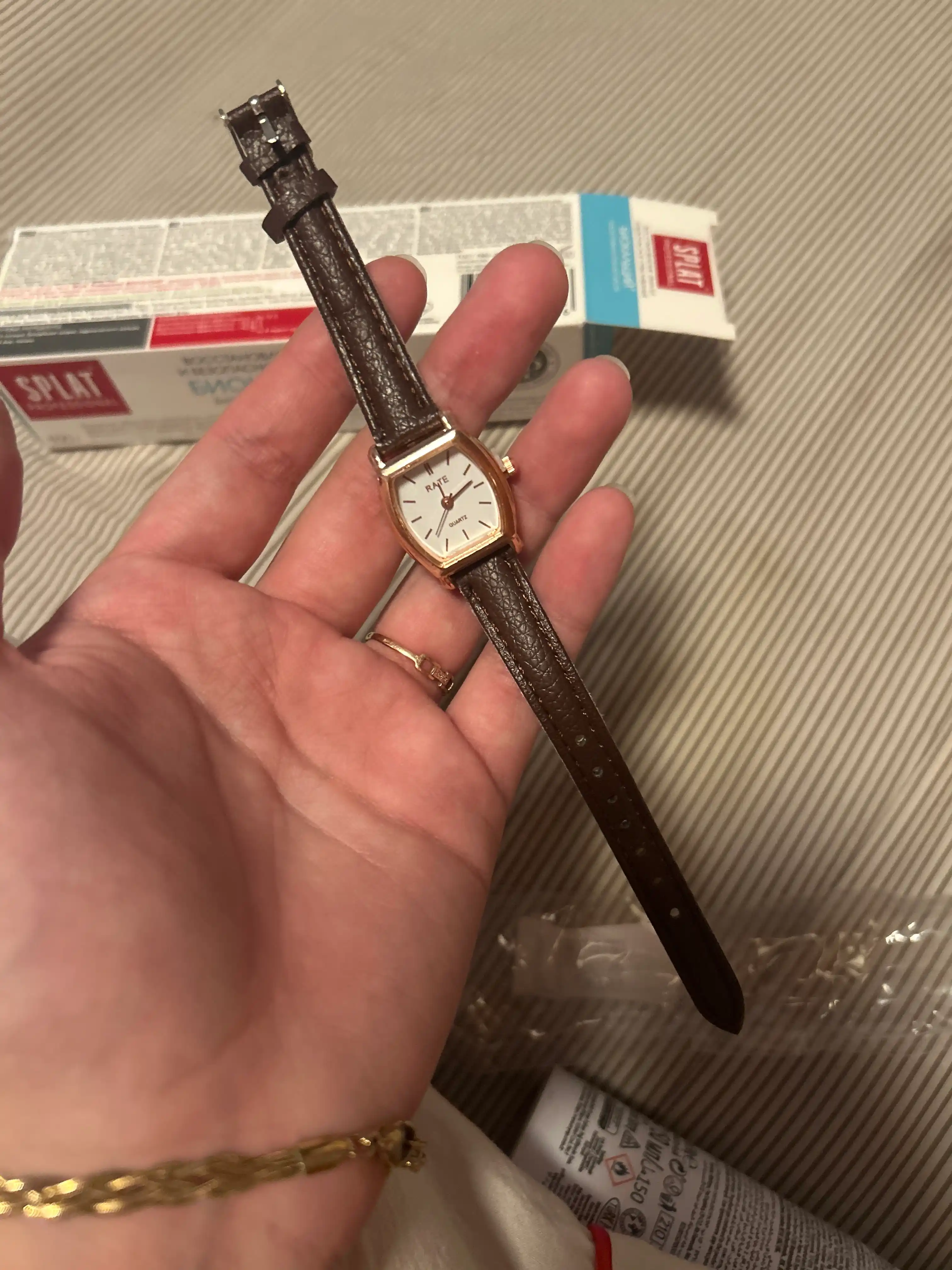 Ayollar qo‘l soati RATE charm kamarli, kvarts mexanizmli, klassik dizayn