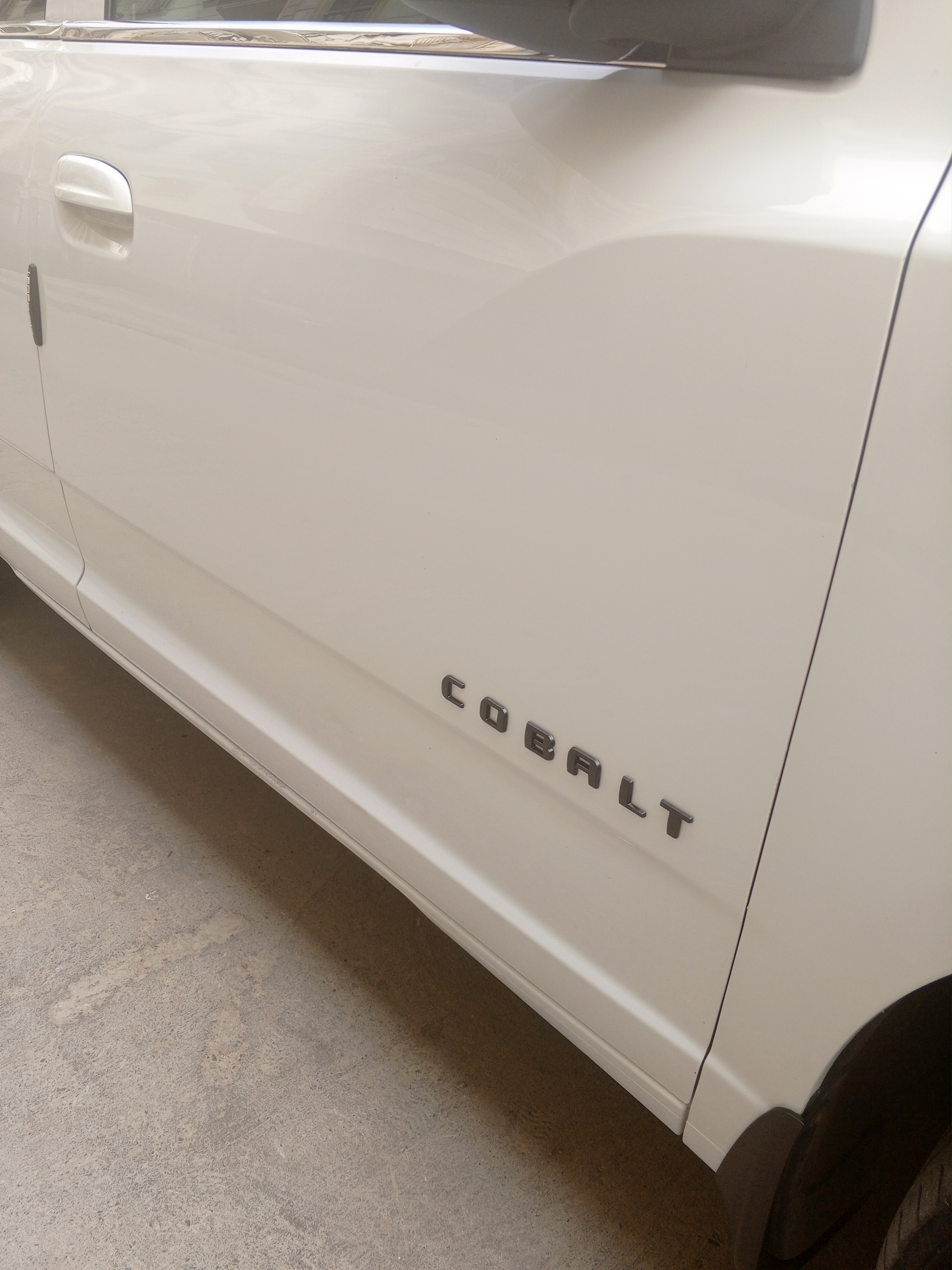 Qora rangli Chevrolet avtomobillari kuzovidagi yozuvlar