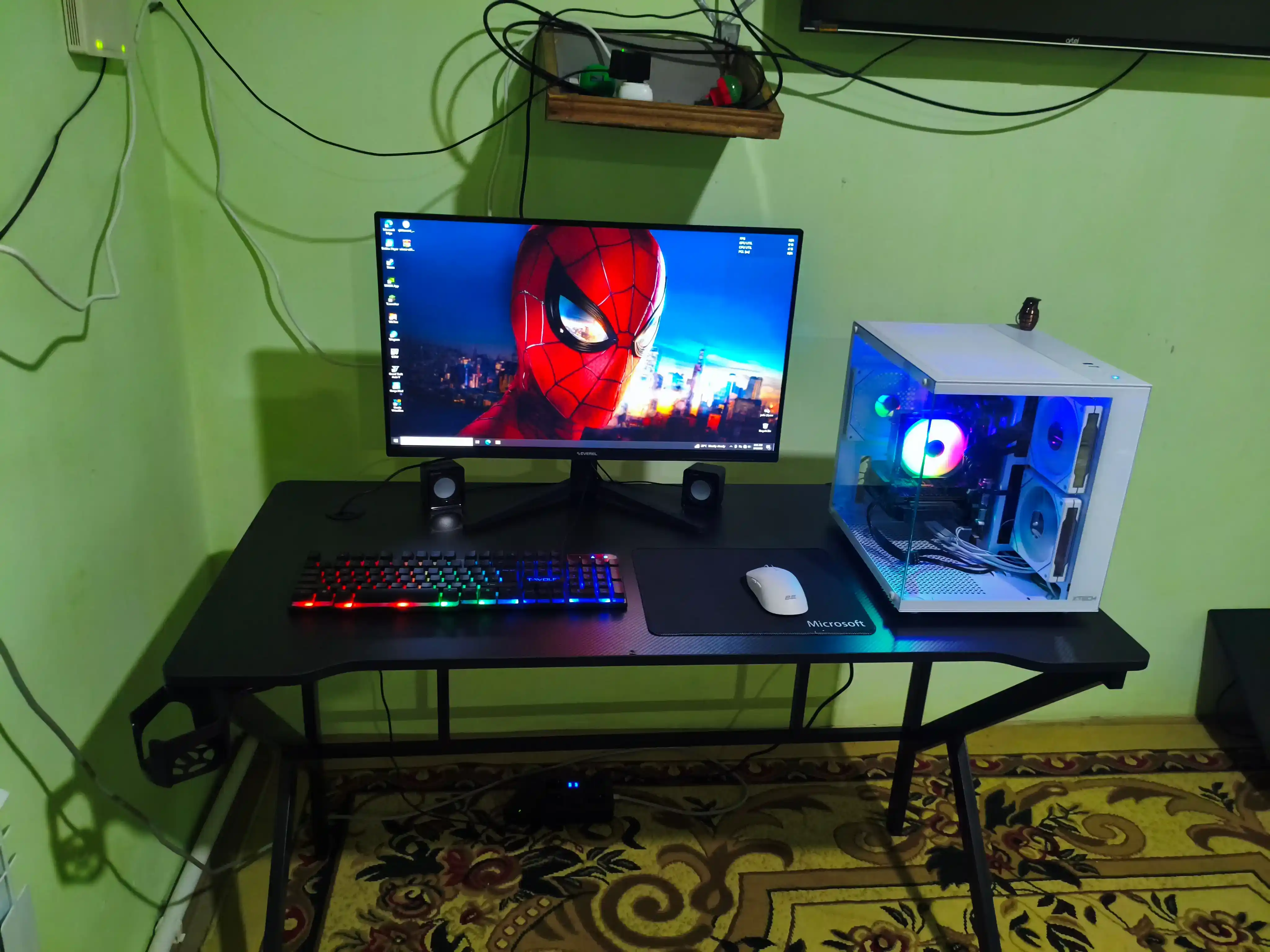 Игровой компьютерный стол с RGB-подсветкой, держателями для наушников и стакана