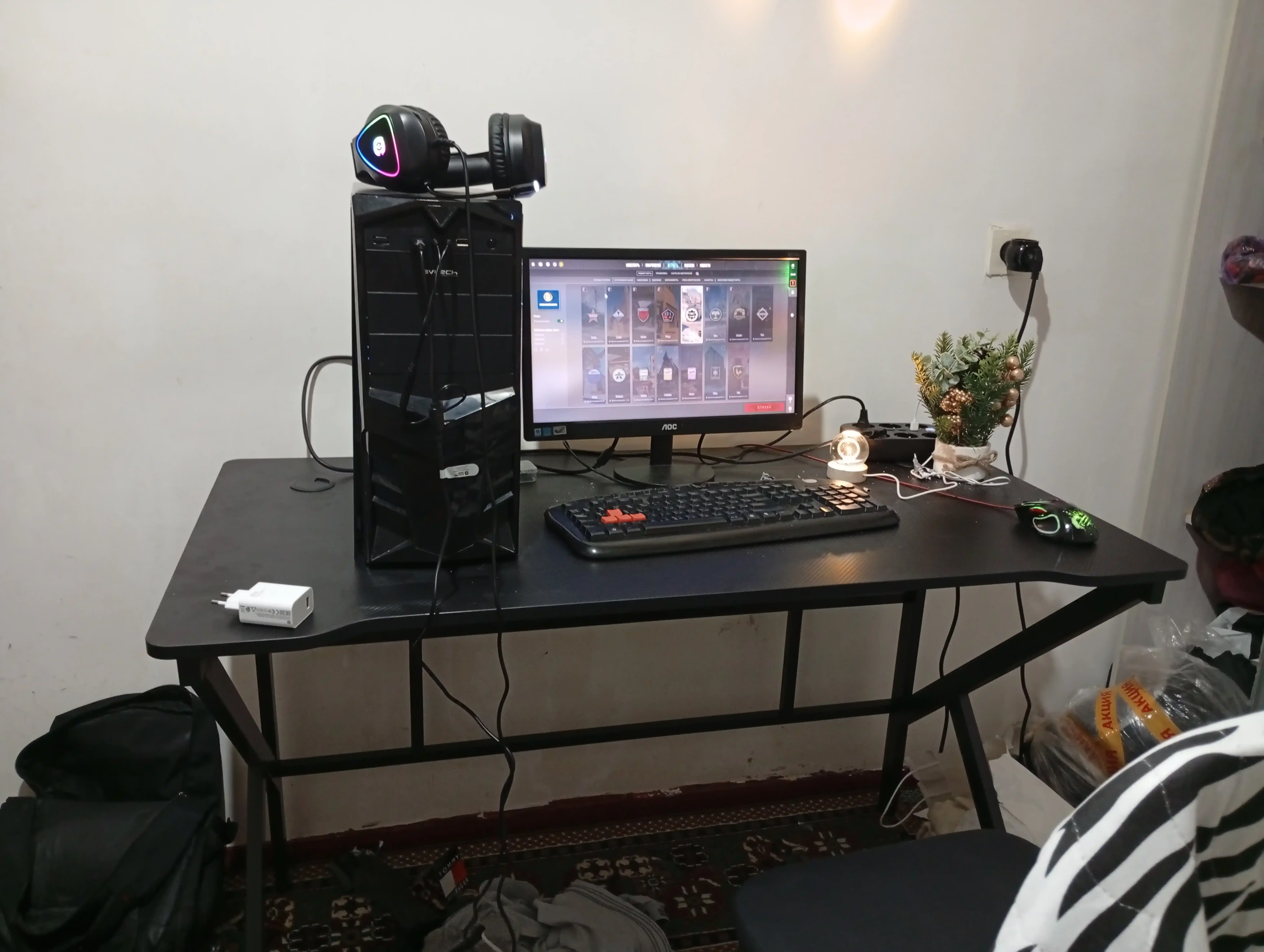 Игровой компьютерный стол с RGB-подсветкой, держателями для наушников и стакана