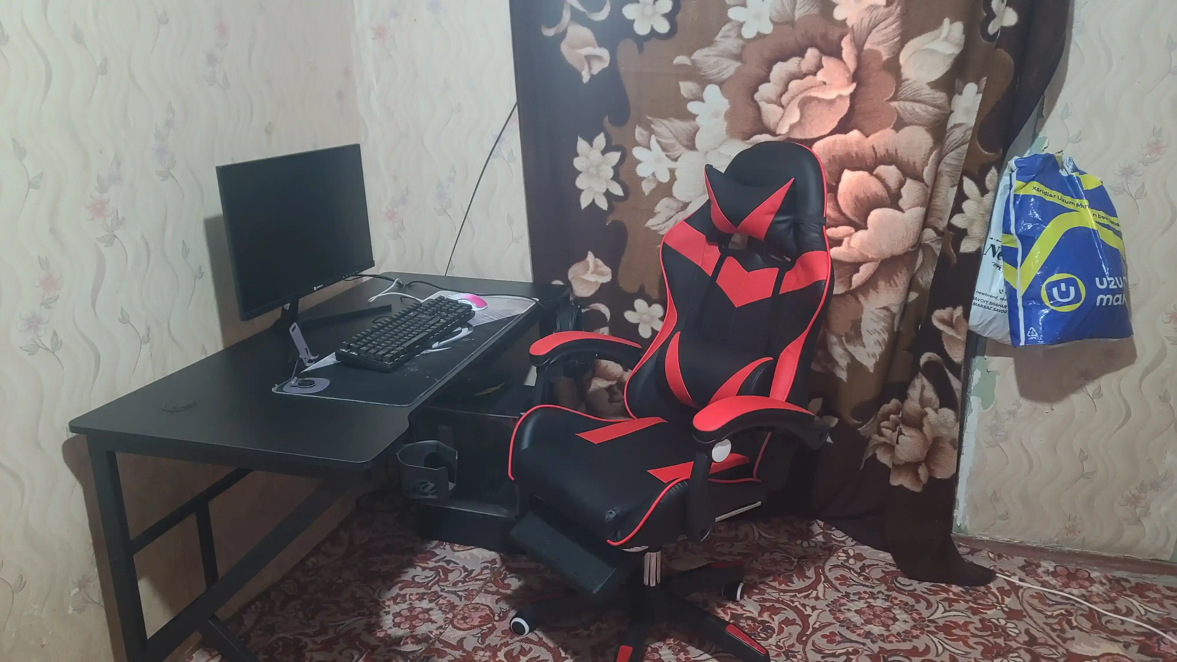 Игровой компьютерный стол с RGB-подсветкой, держателями для наушников и стакана