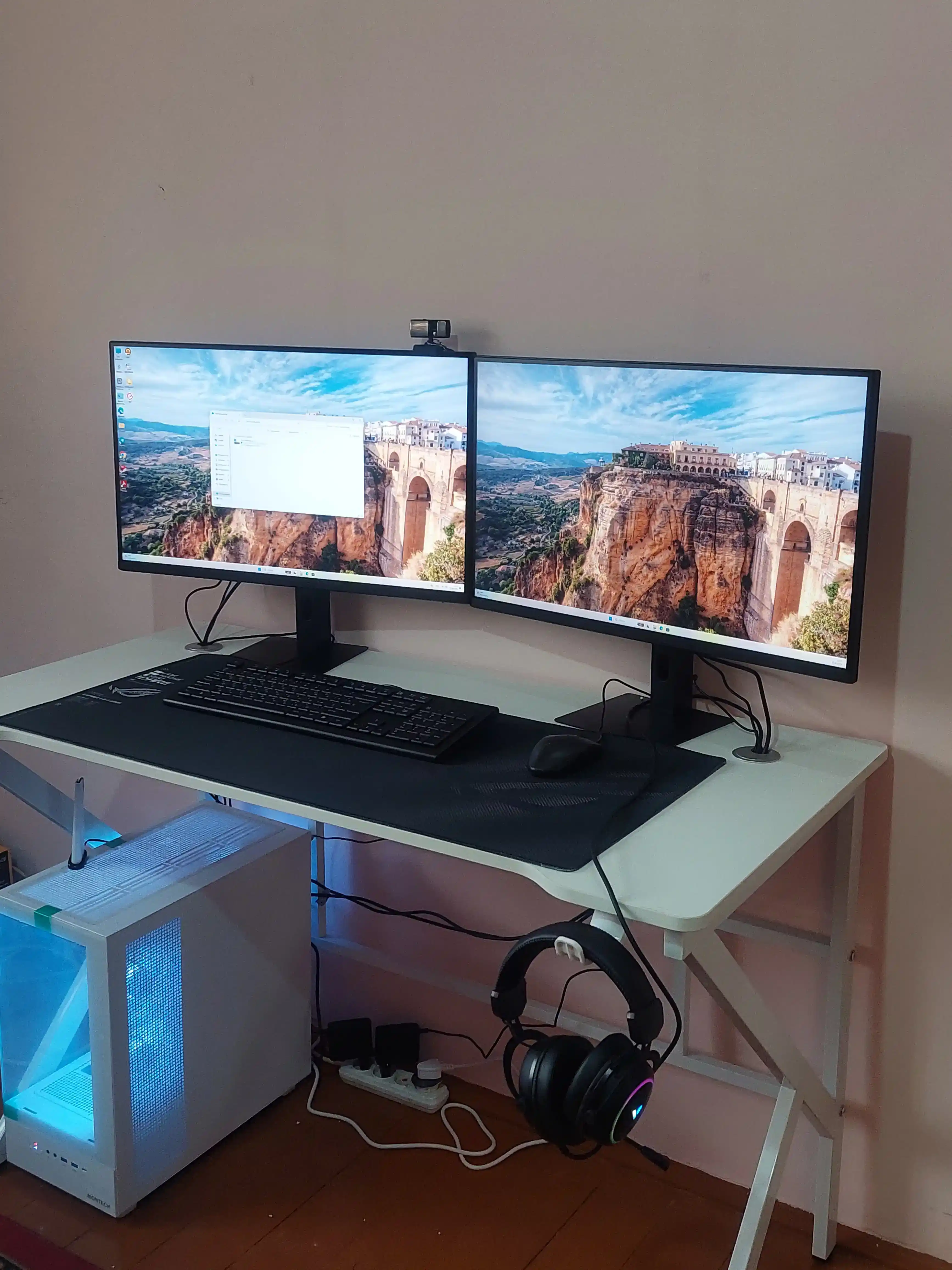 Игровой компьютерный стол с RGB-подсветкой, держателями для наушников и стакана