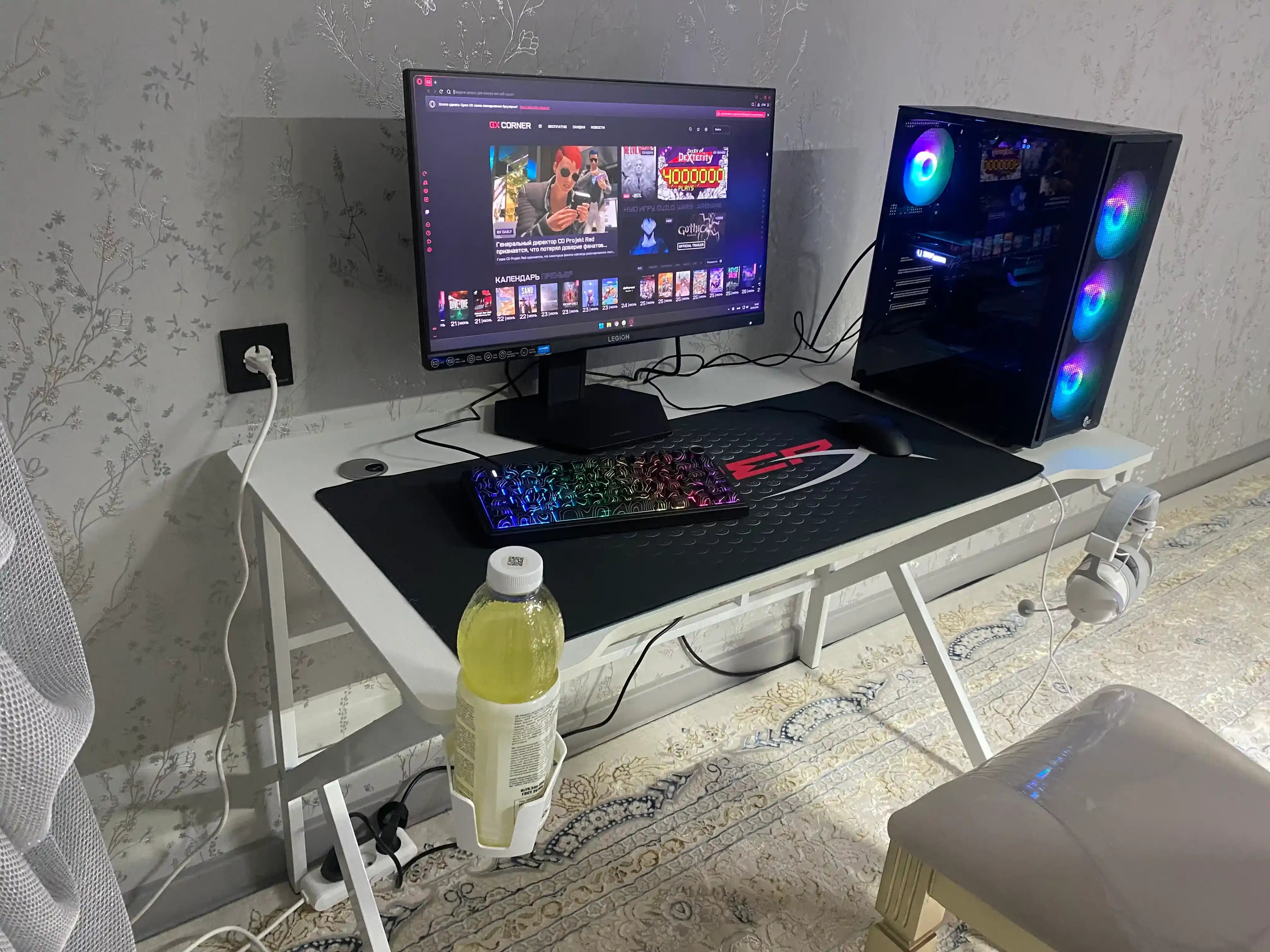 Игровой компьютерный стол с RGB-подсветкой, держателями для наушников и стакана