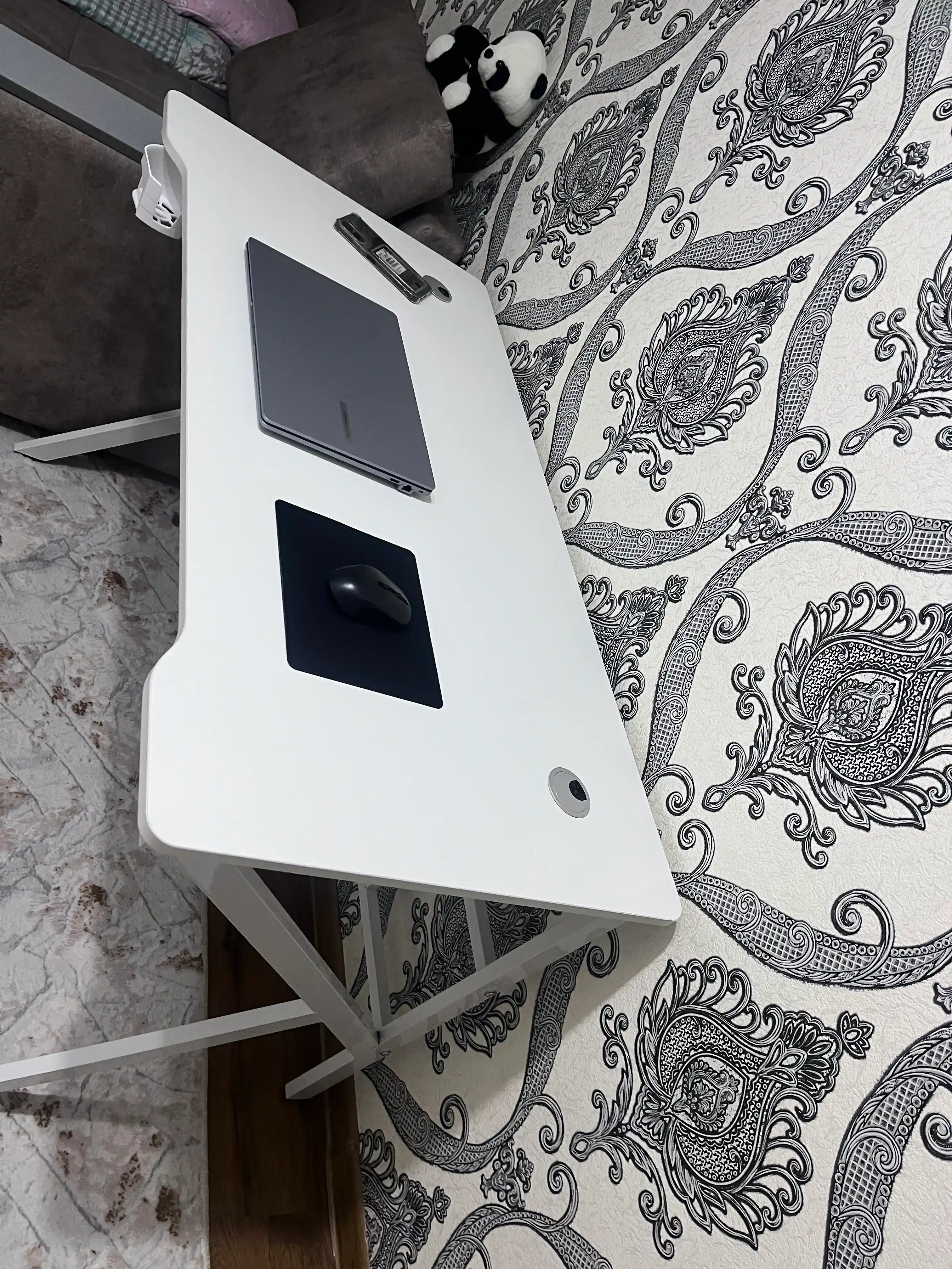 Игровой компьютерный стол с RGB-подсветкой, держателями для наушников и стакана