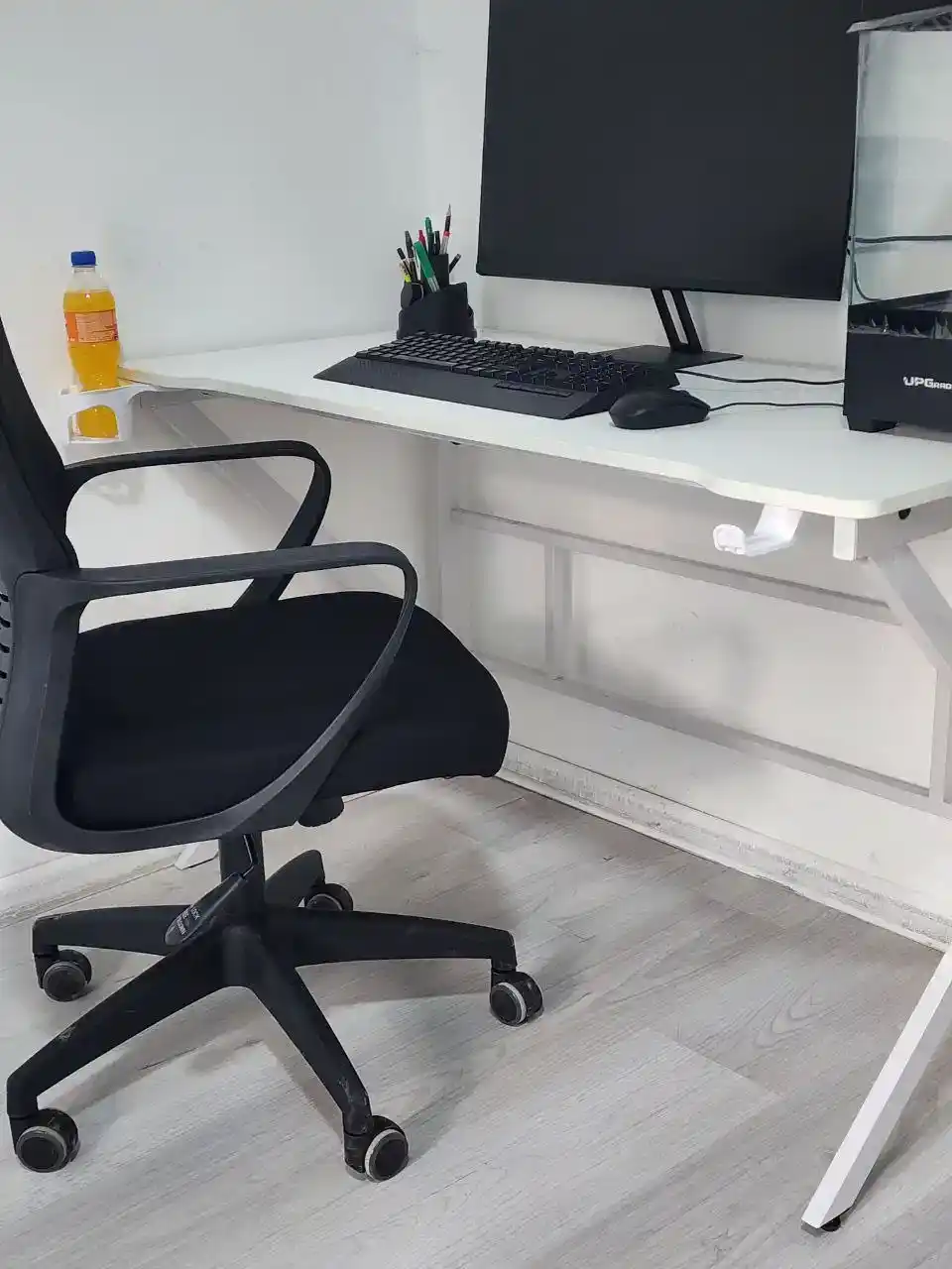 Игровой компьютерный стол с RGB-подсветкой, держателями для наушников и стакана