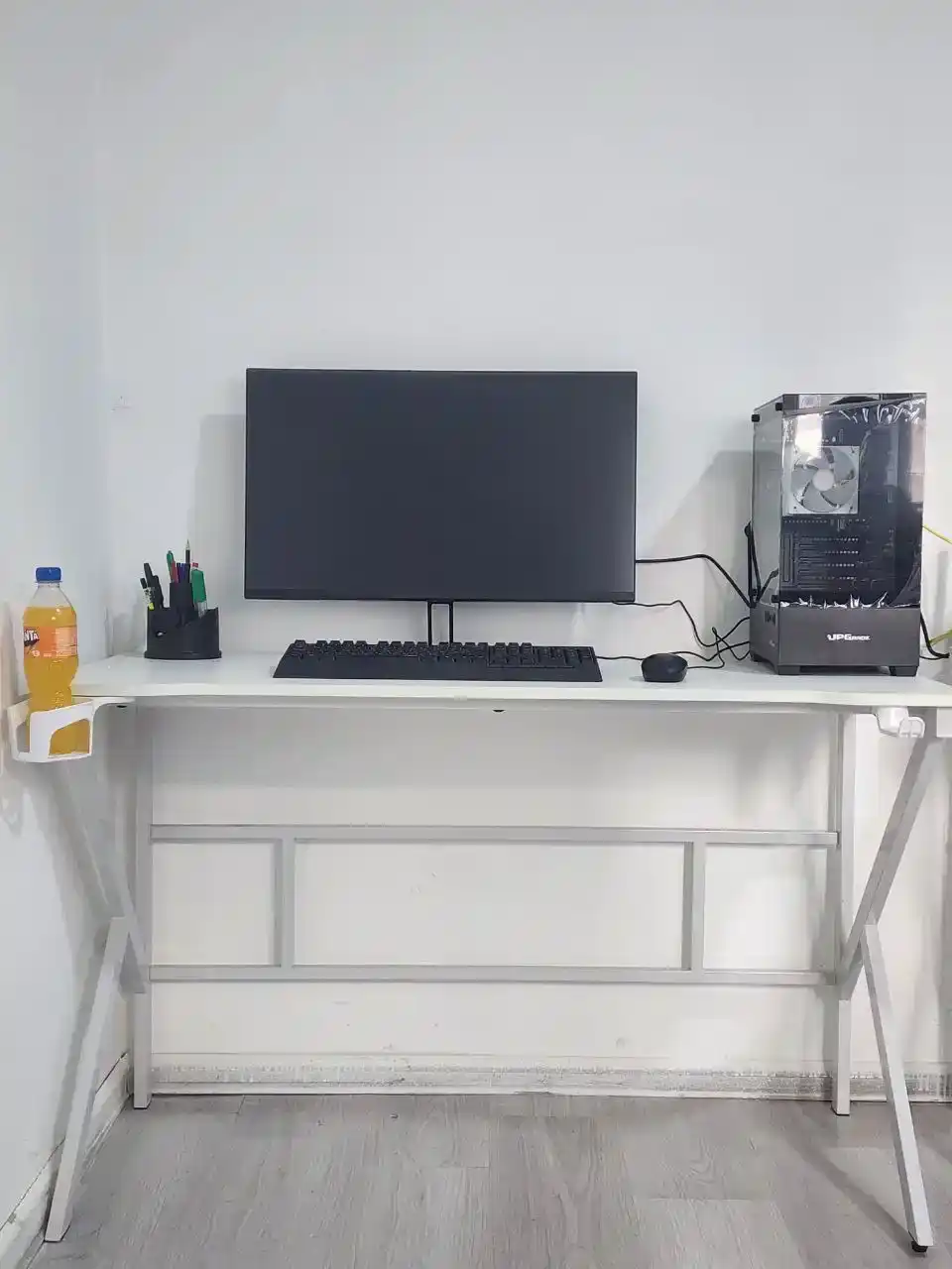 Игровой компьютерный стол с RGB-подсветкой, держателями для наушников и стакана