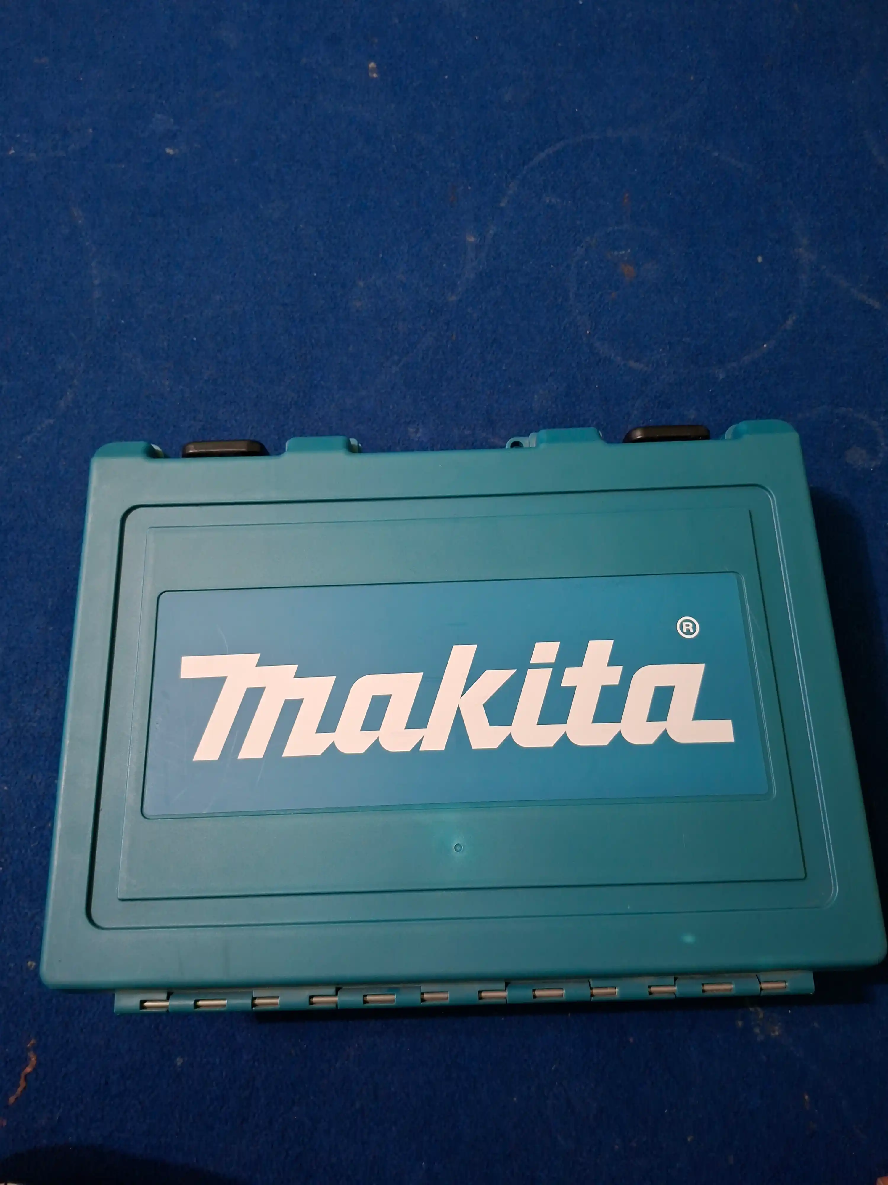 Перфоратор "Makita SDS - Plus HR2470"