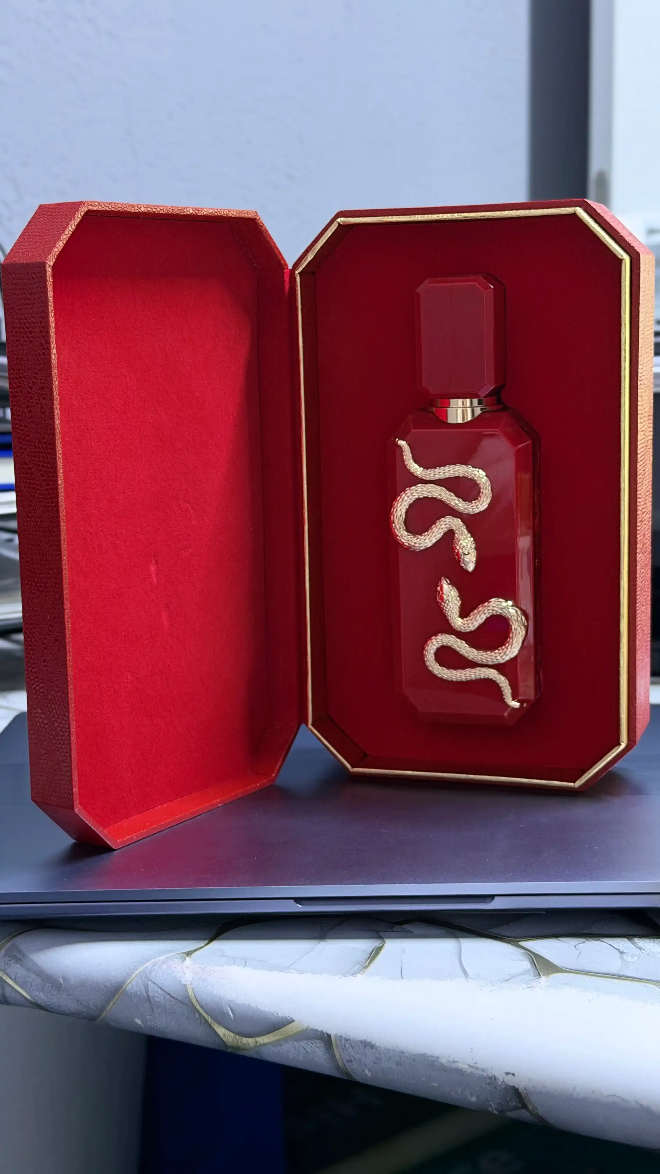 Erkaklar va ayollar parfyumi French Avenue Veneno Scarlet Eau de Parfum