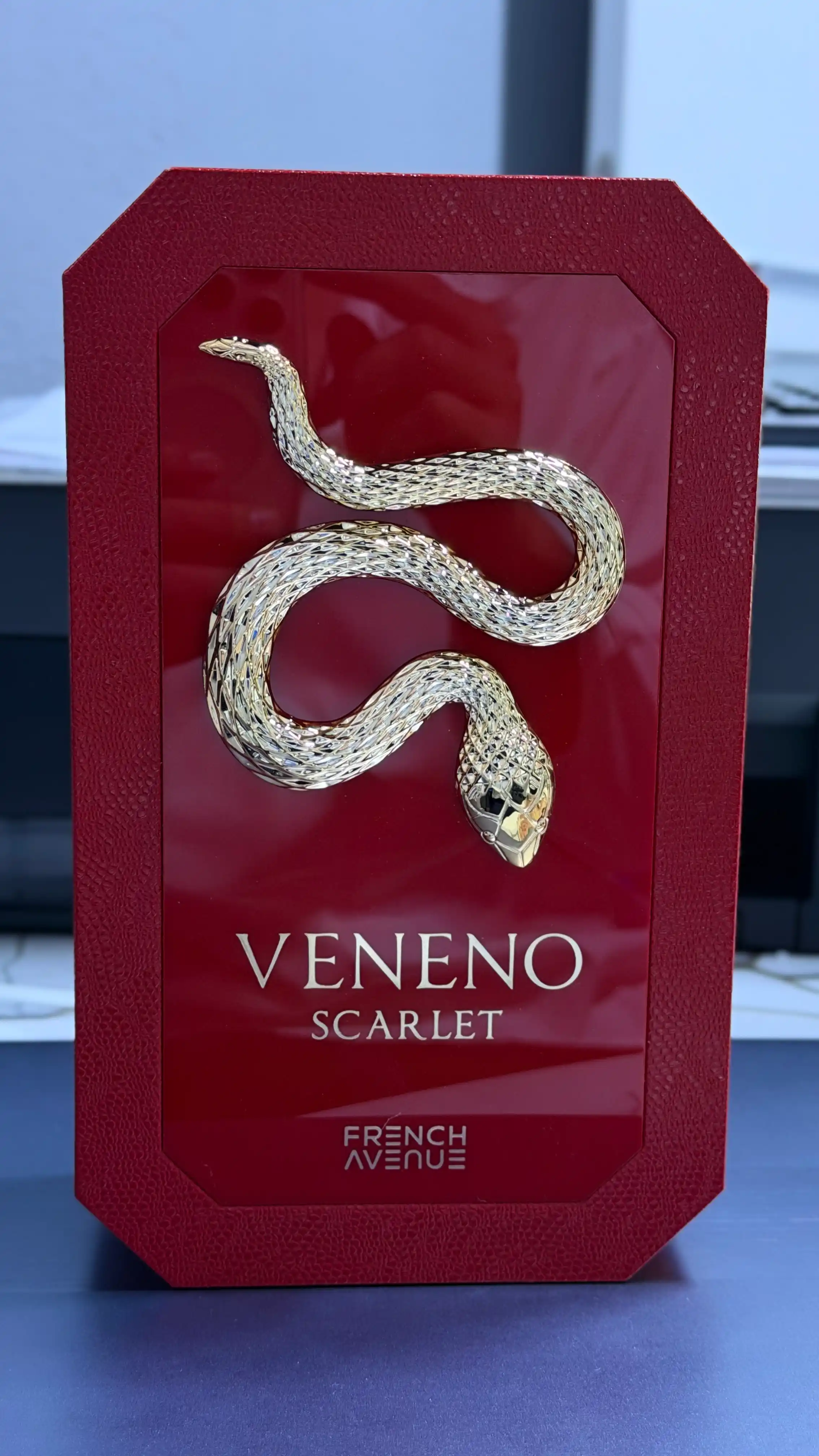 Erkaklar va ayollar parfyumi French Avenue Veneno Scarlet Eau de Parfum