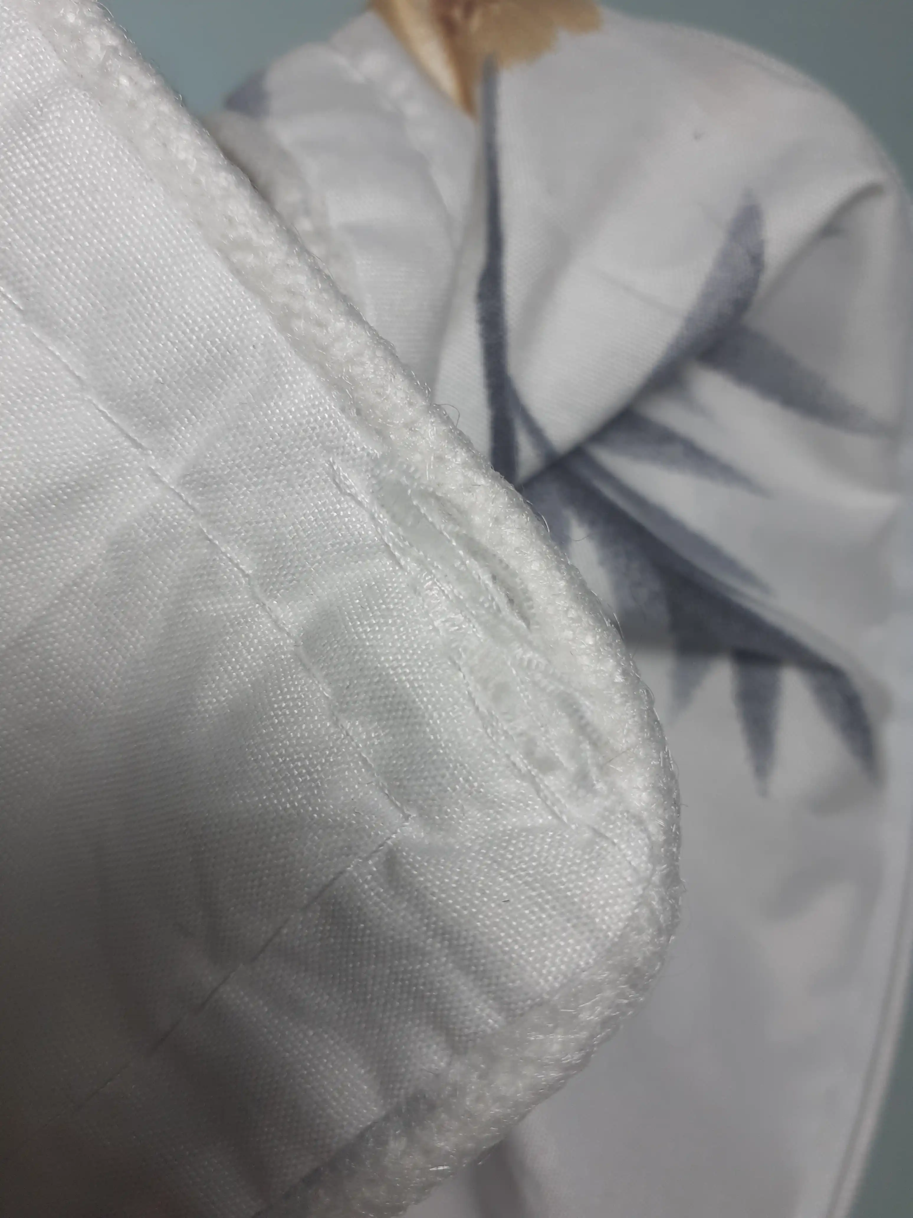 Yostiq g‘ilofi ikki dona 65×65 sm va 70×50 sm o‘lchamda