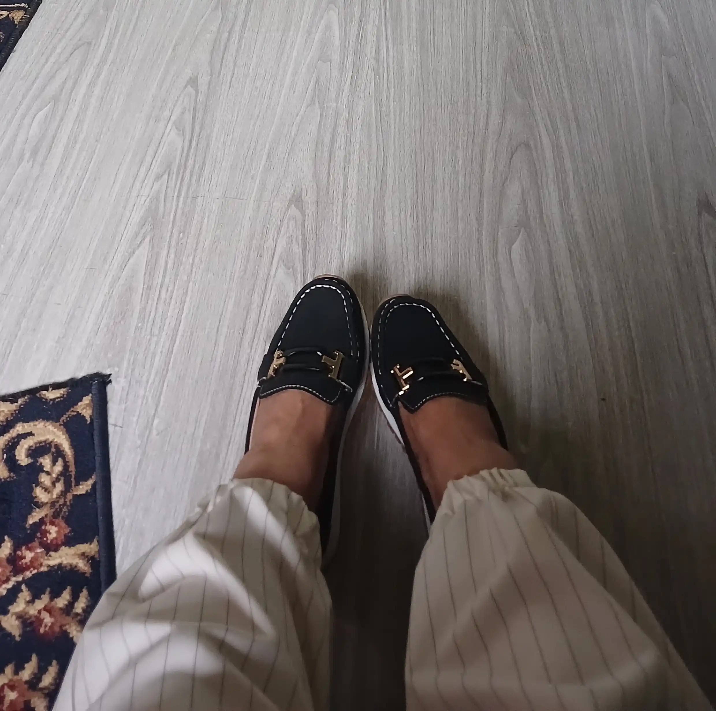 Zamsh va ekocharmdan tikilgan ayollar mokasinlari, loferlari