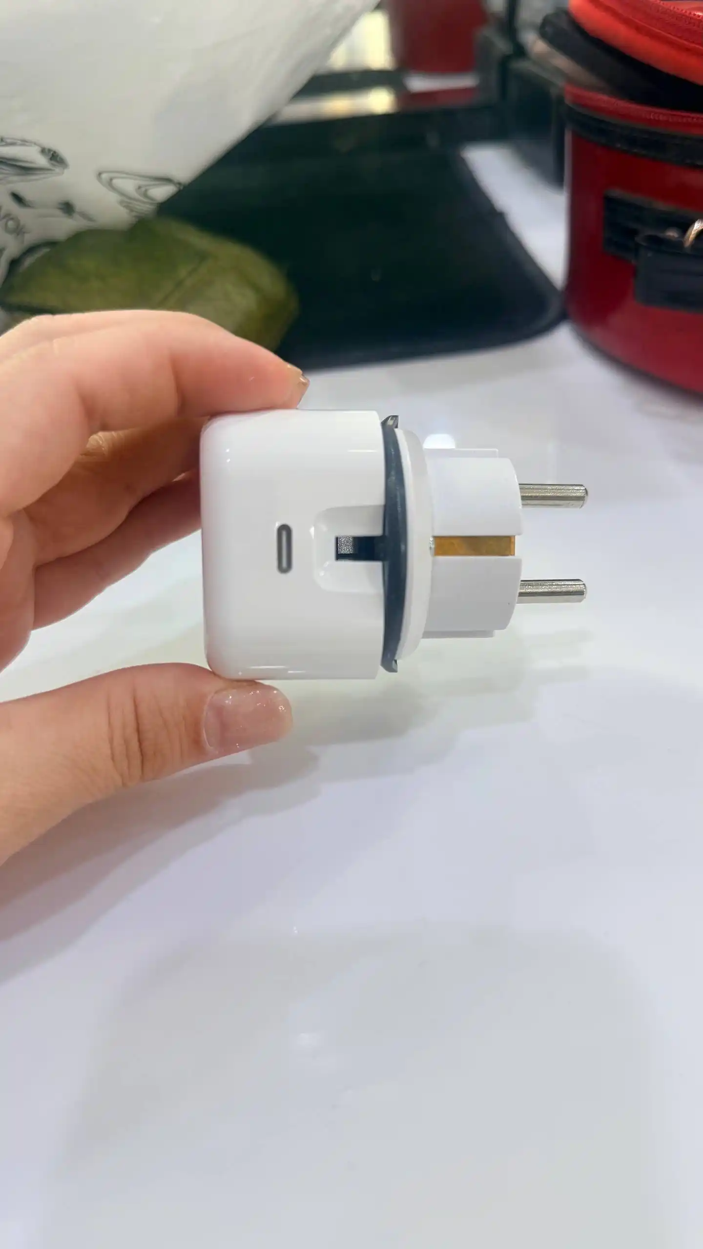 Apple — адаптер для iPhone, безопасная и быстрая зарядка