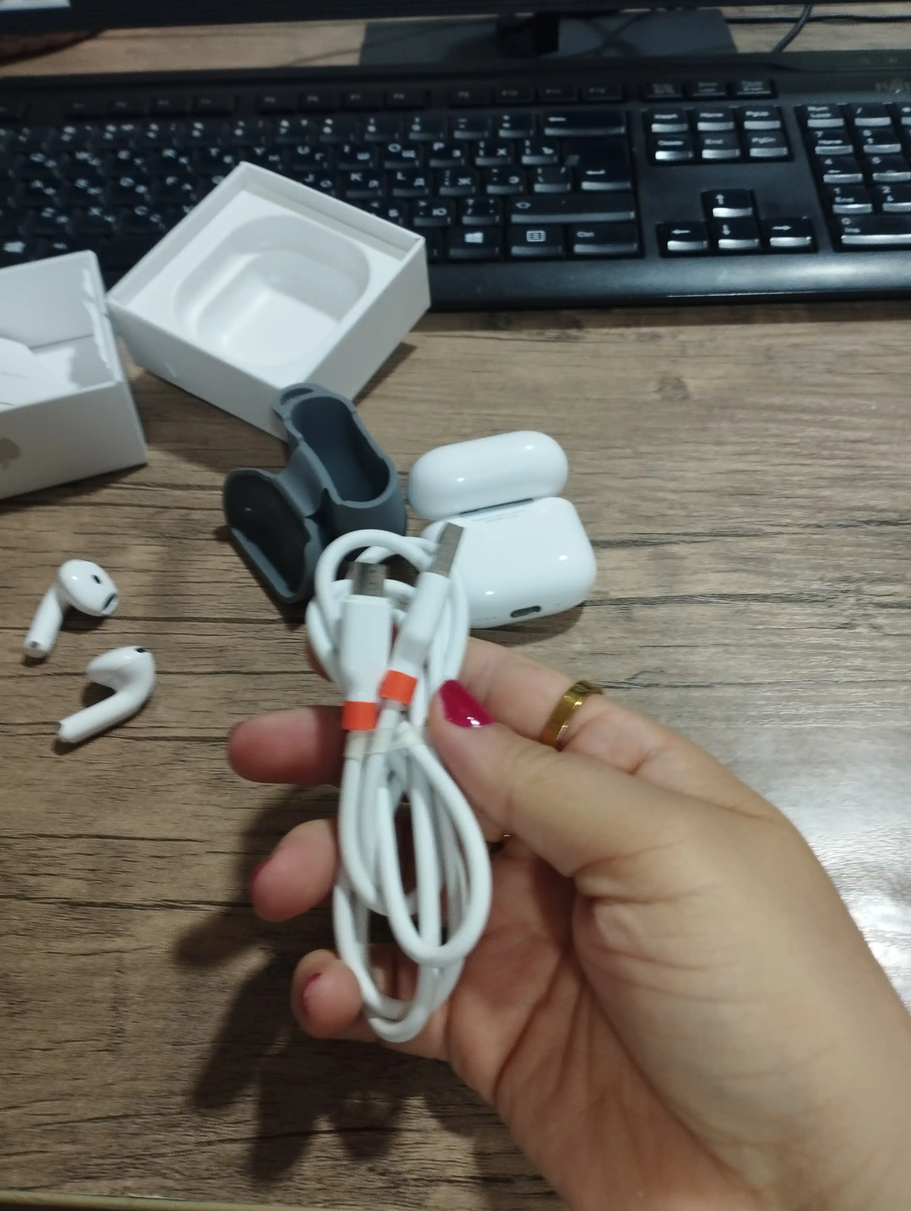 Simsiz quloqchinlar Pods 4, sensorli va blutuz naushniklar, iPhone va Android uchun