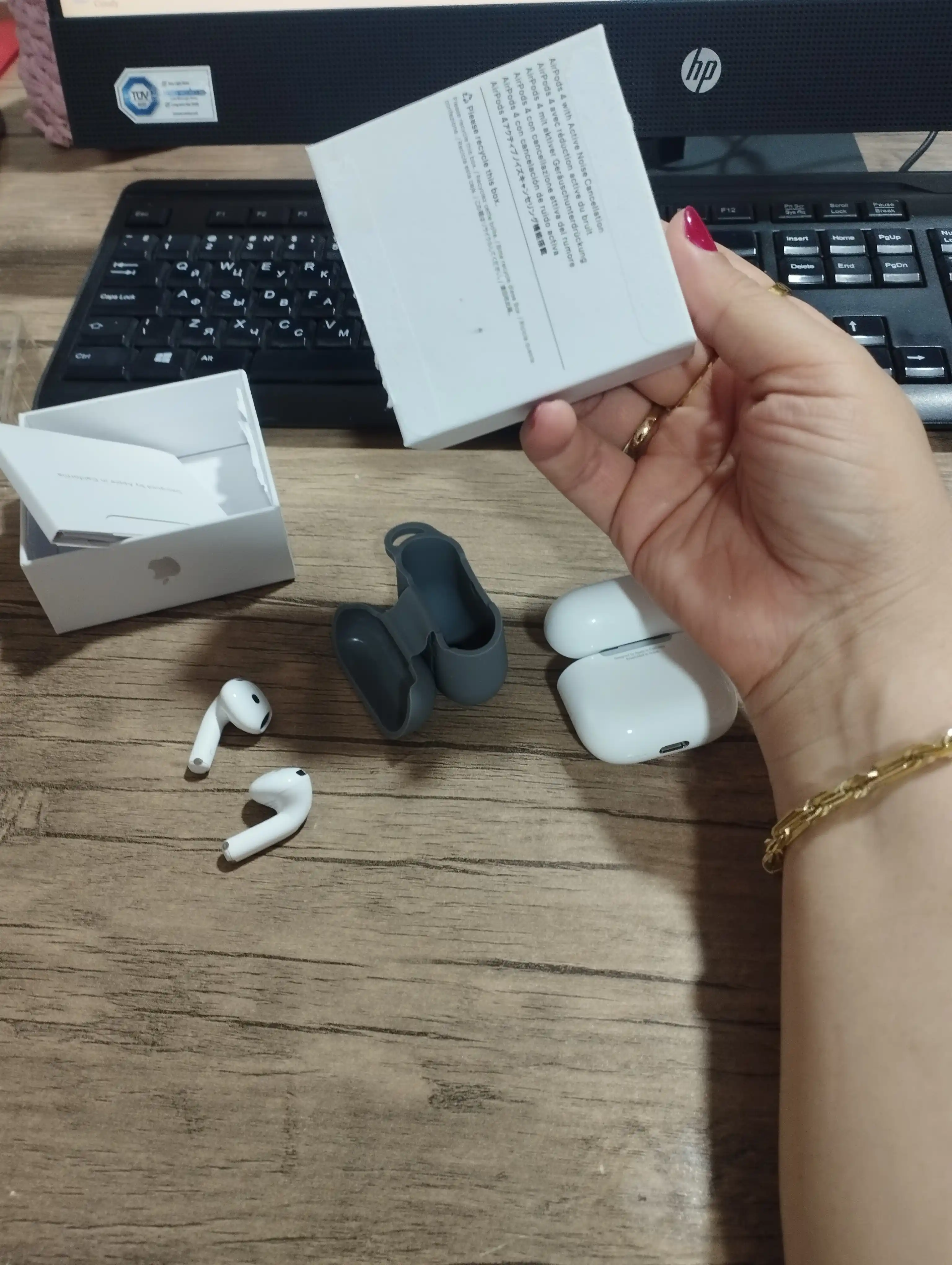 Simsiz quloqchinlar Pods 4, sensorli va blutuz naushniklar, iPhone va Android uchun