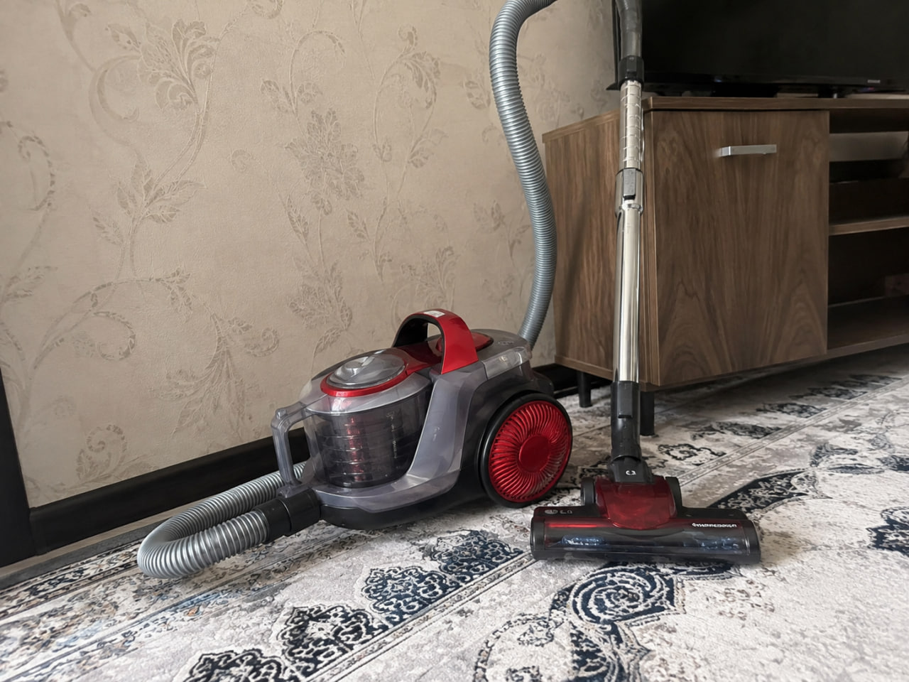 LG changyutgich, kuchli plisos, uy va gilam uchun,siklonli, 4000 Vt, 3,5 litr, 5m kabel