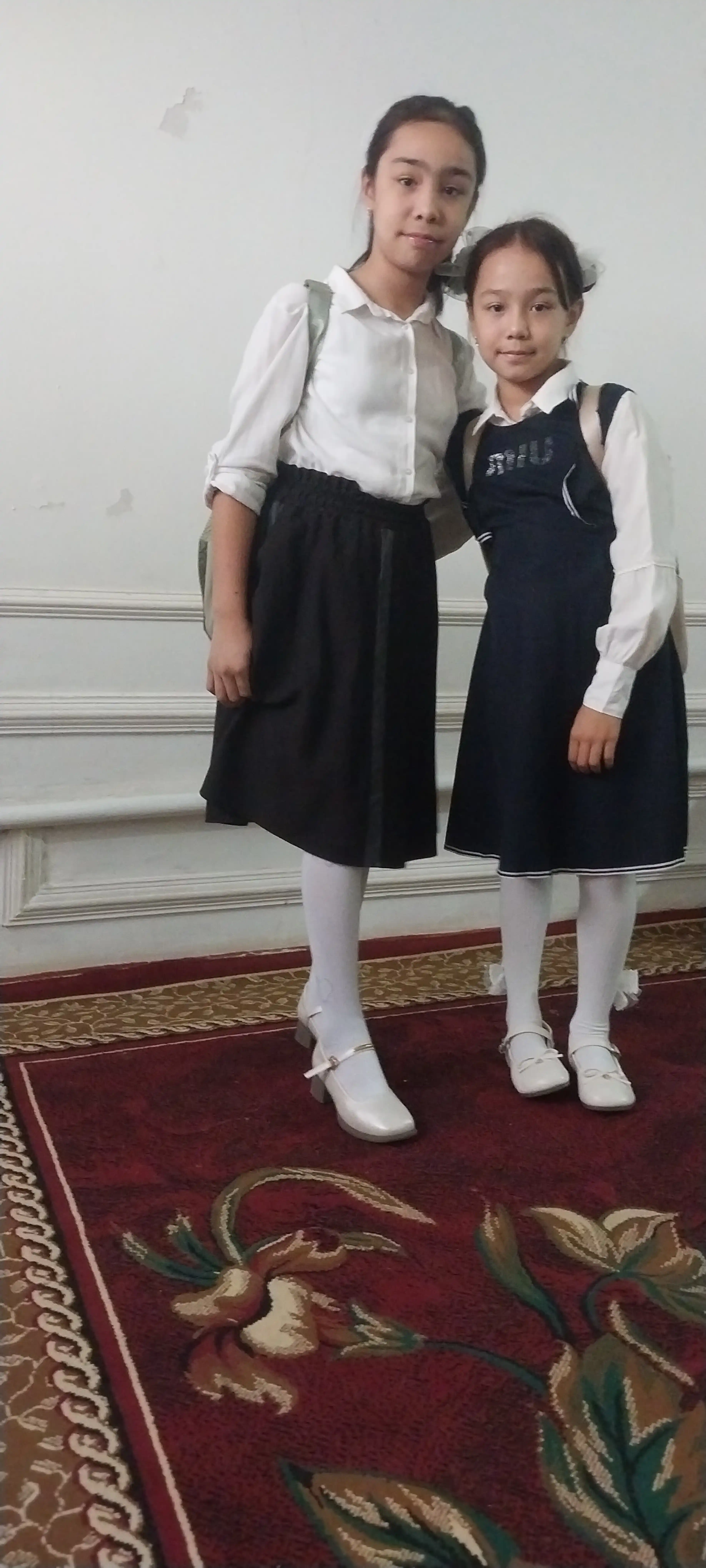 Ayollar uchun klassik oq tufli – bantli, qulay poshna, nafis dizayn, kundalik kiyim uchun