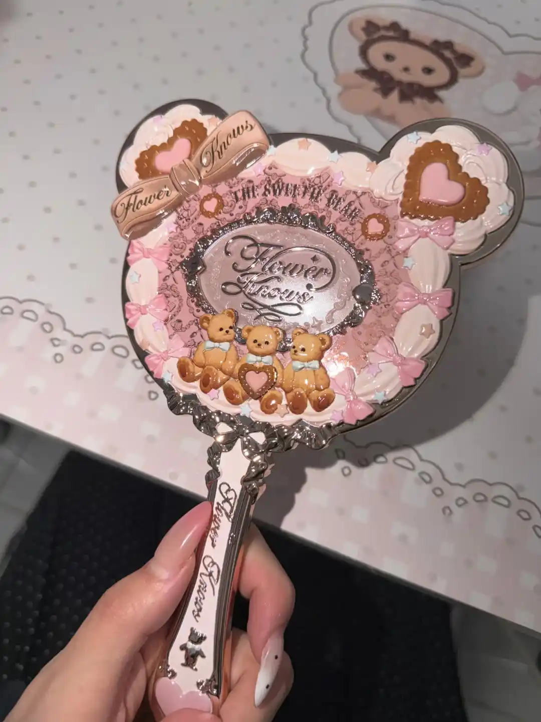 Flower Knows Sweet Heart Bear nafis qo‘l ko‘zgusi, bezakli dizayn bilan