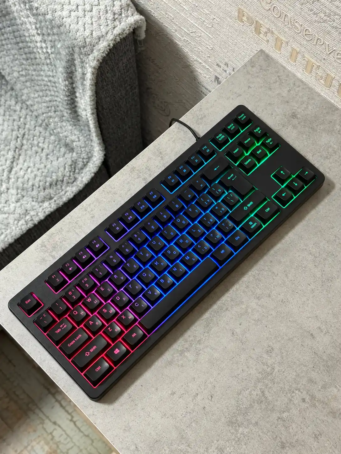 O‘yinchilar va kompyuter uchun simli RGB LED o‘yin klaviaturasi