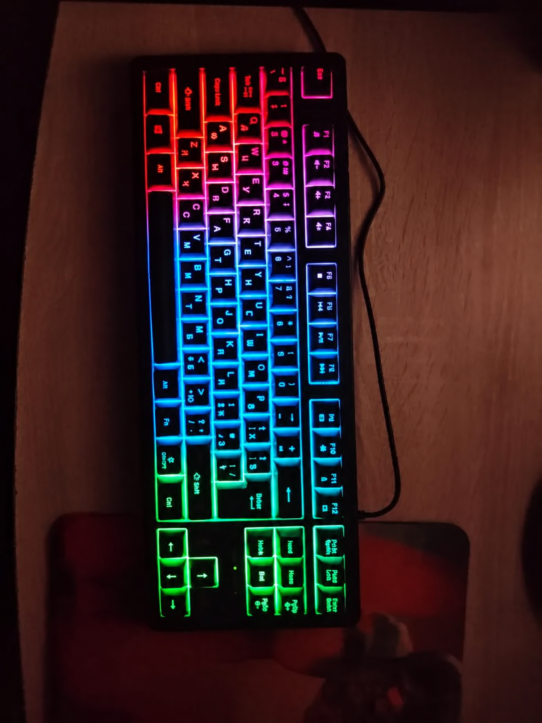 O‘yinchilar va kompyuter uchun simli RGB LED o‘yin klaviaturasi