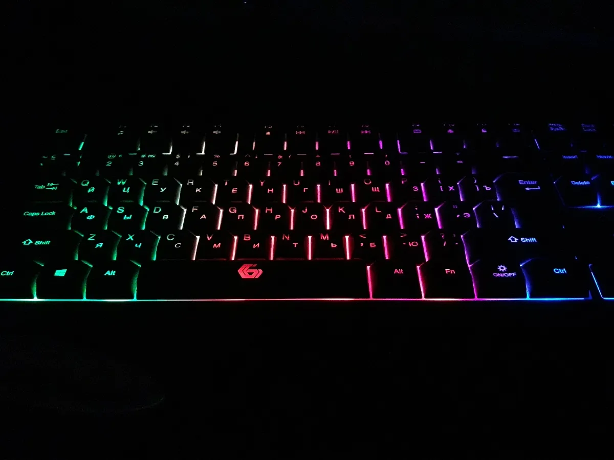 O‘yinchilar va kompyuter uchun simli RGB LED o‘yin klaviaturasi
