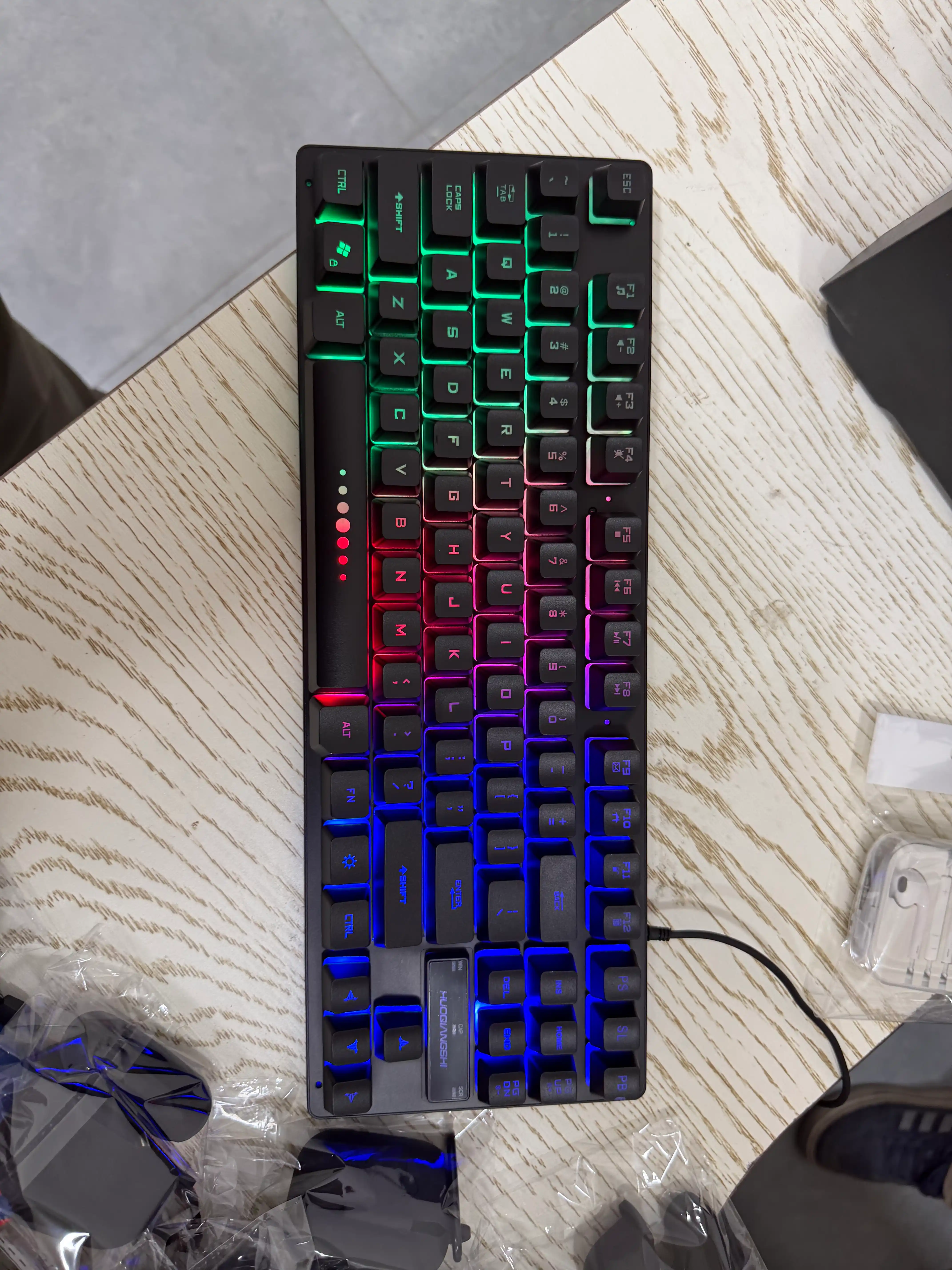 O‘yinchilar va kompyuter uchun simli RGB LED o‘yin klaviaturasi