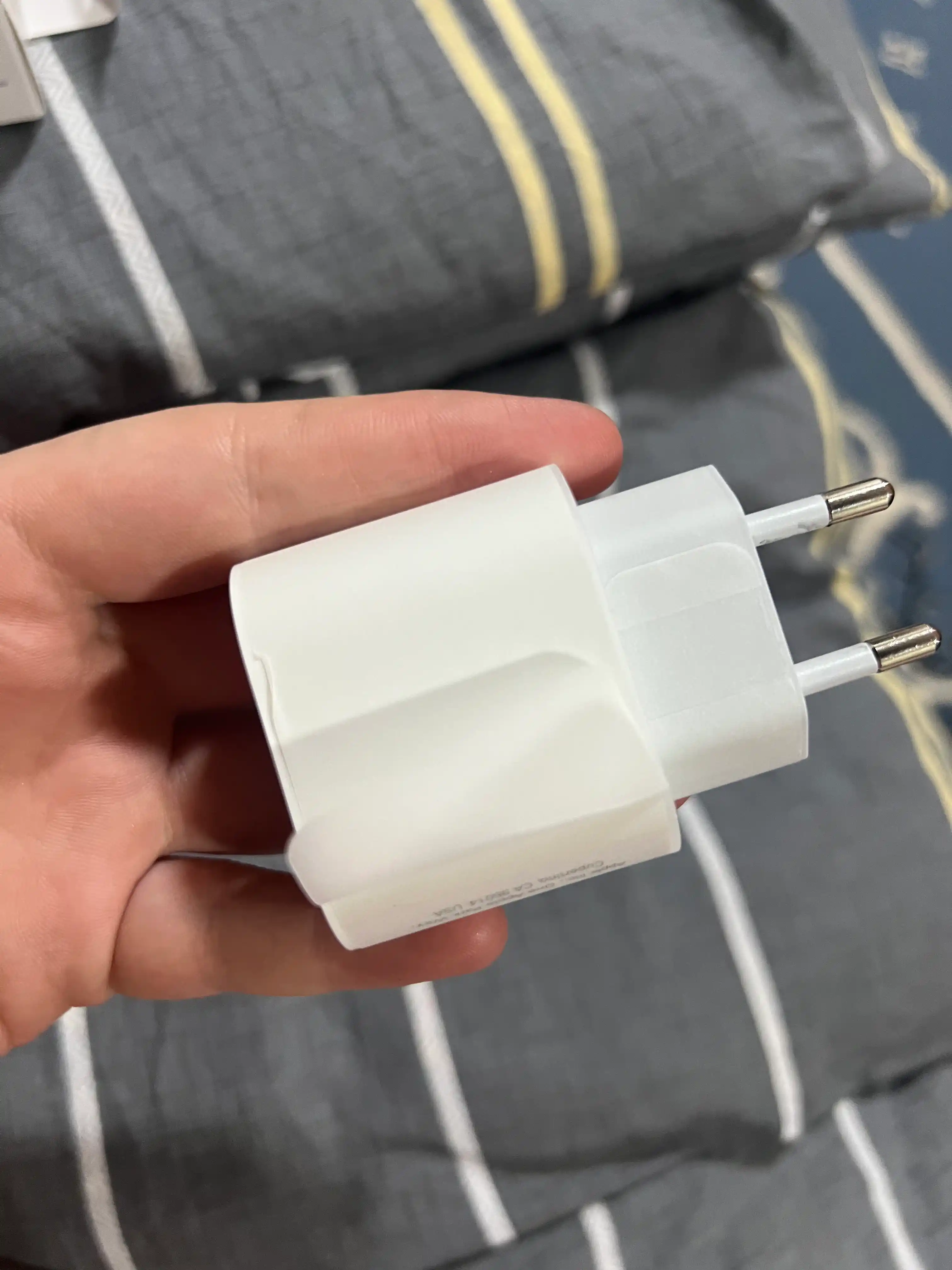 Apple — адаптер для iPhone, безопасная и быстрая зарядка