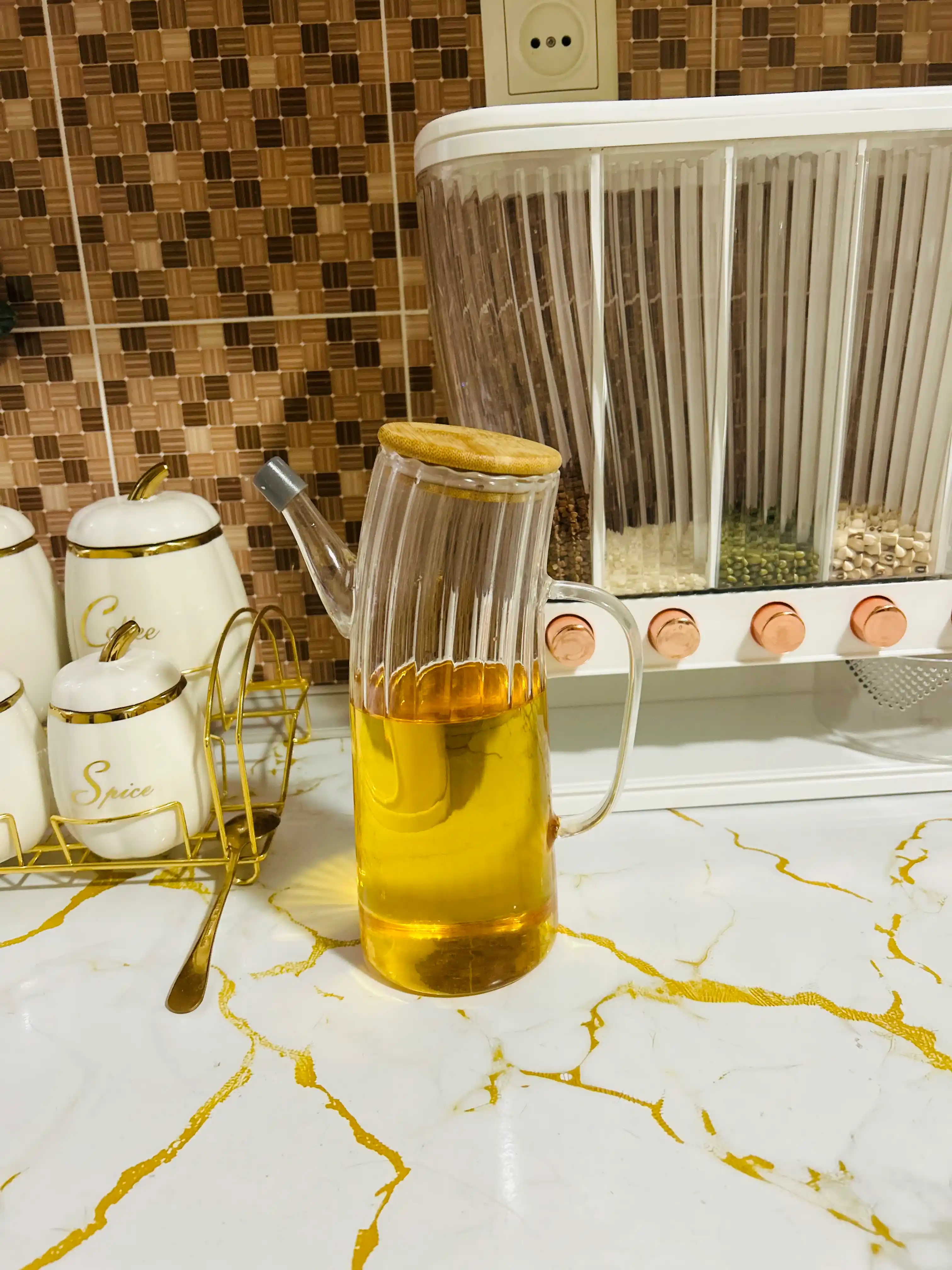 Soya sousi, sirka, yog‘ va boshqa suyuqliklar uchun shisha va sopol idishlar