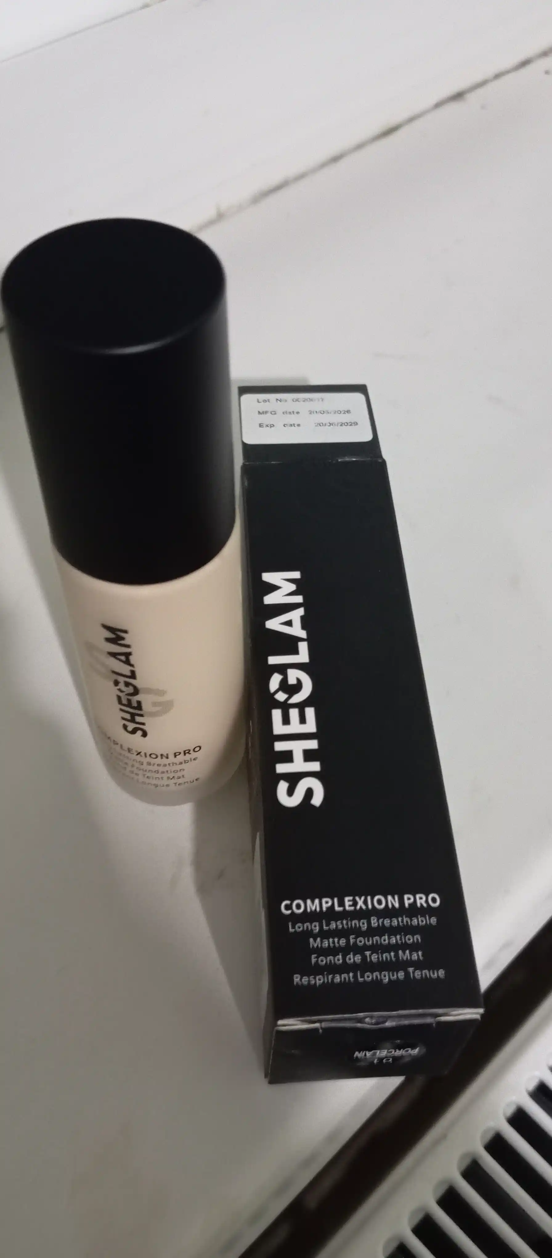 Tonal kremi SHEGLAM, asos, baza, tabiiy mot ohang, yuz terisi uchun, namlaydi, 30 ml