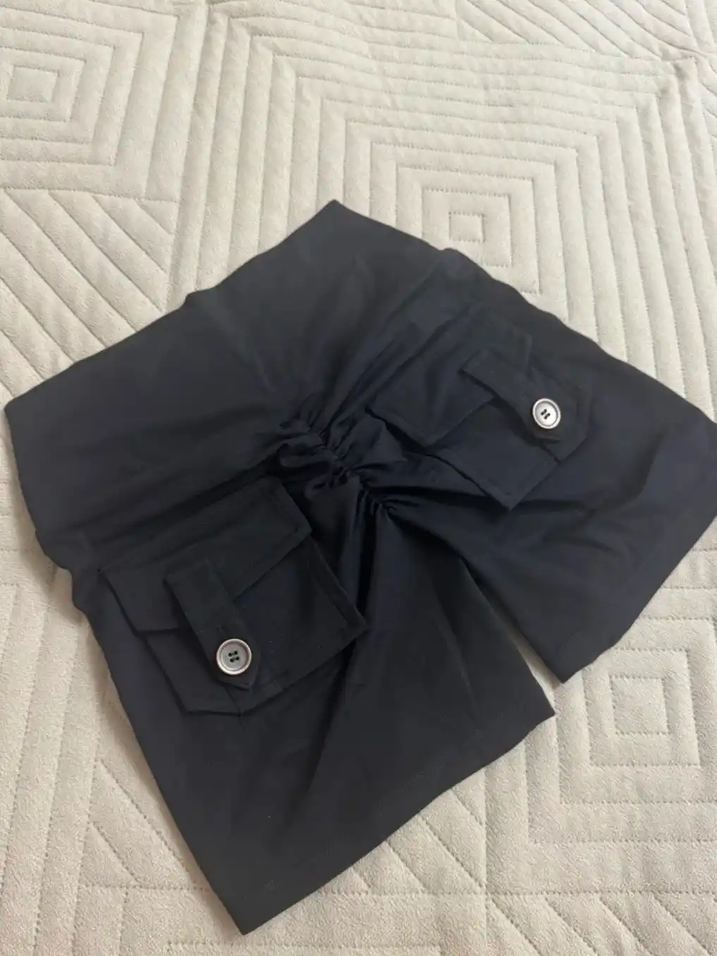 Ayollar sport shortigi, sport uchun, cho‘ntakli, push-up effekti bilan, tortuvchi