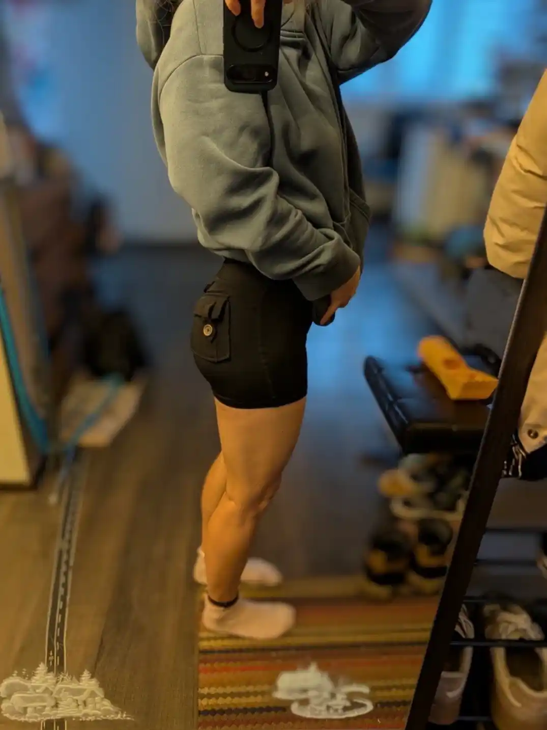 Ayollar sport shortigi, sport uchun, cho‘ntakli, push-up effekti bilan, tortuvchi