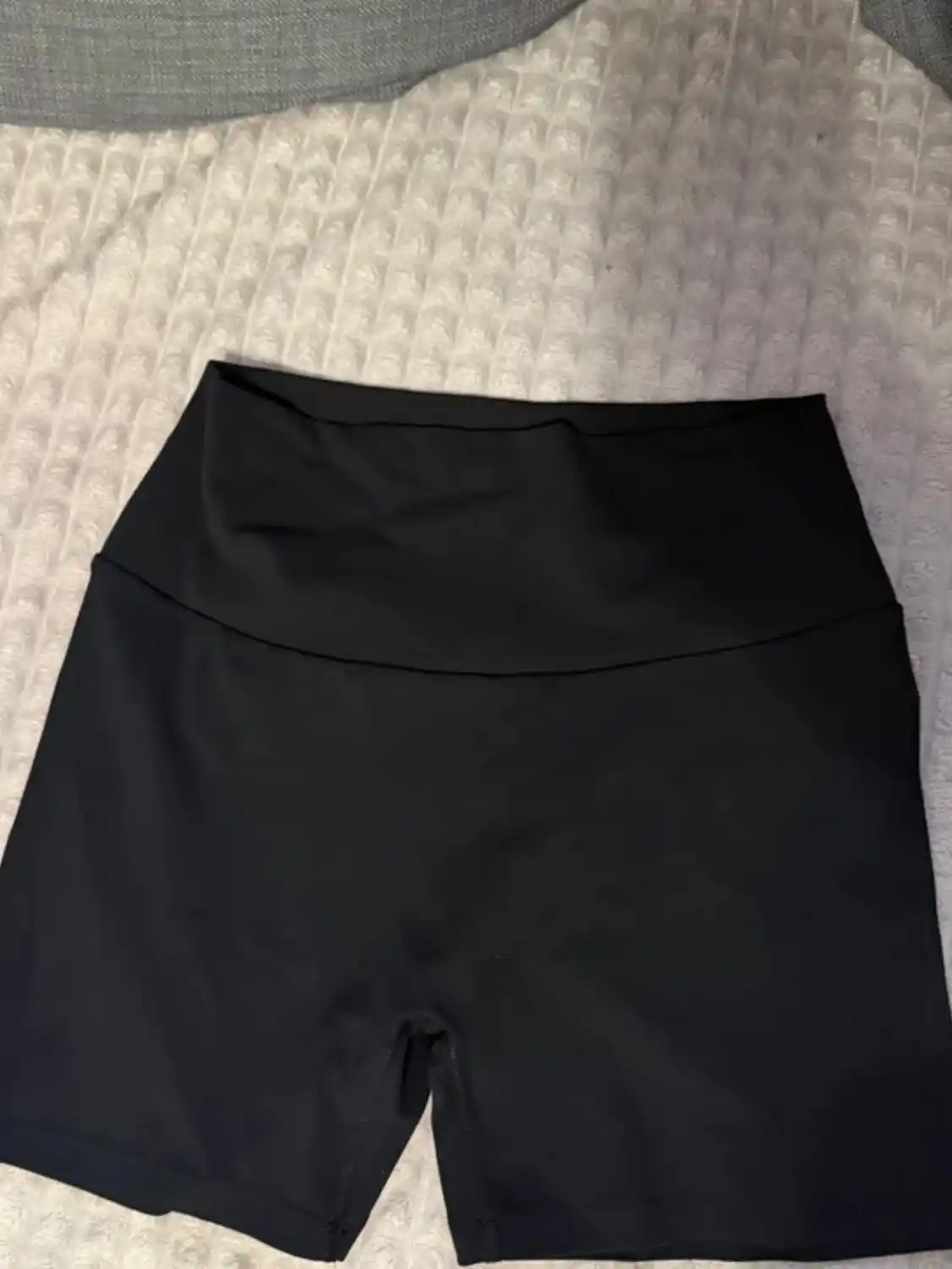 Ayollar sport shortigi, sport uchun, cho‘ntakli, push-up effekti bilan, tortuvchi