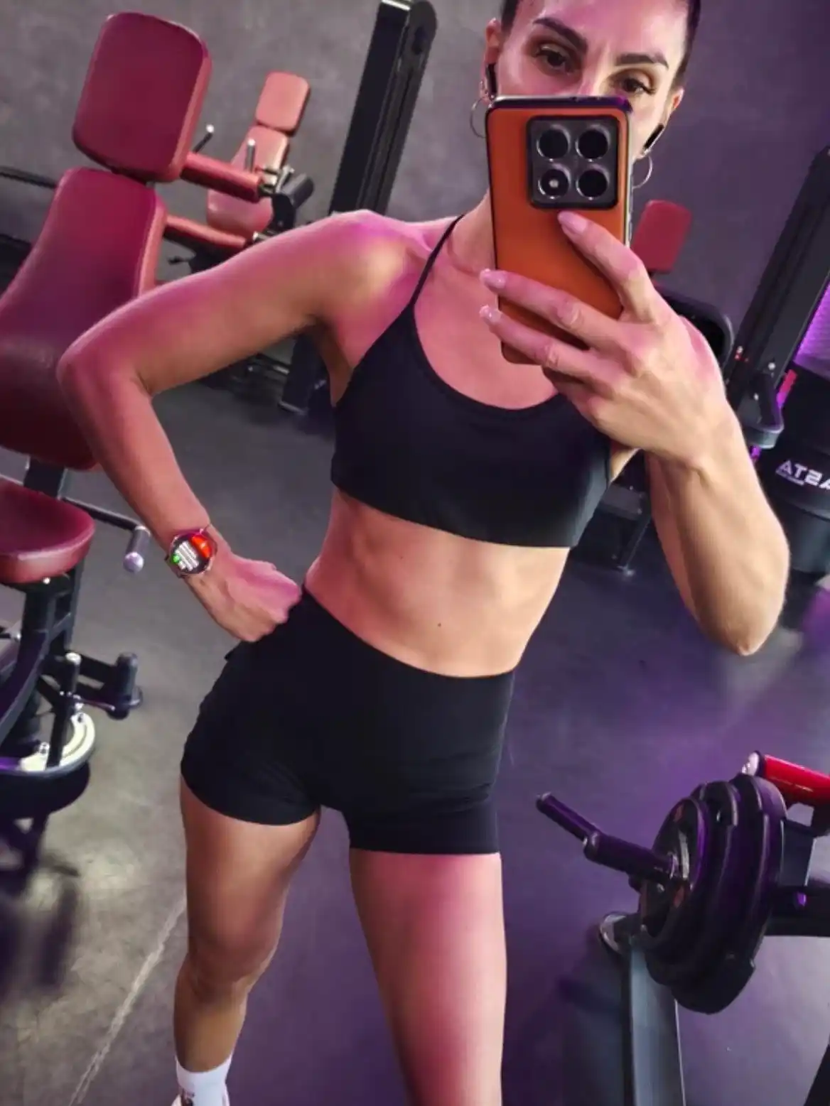 Ayollar sport shortigi, sport uchun, cho‘ntakli, push-up effekti bilan, tortuvchi