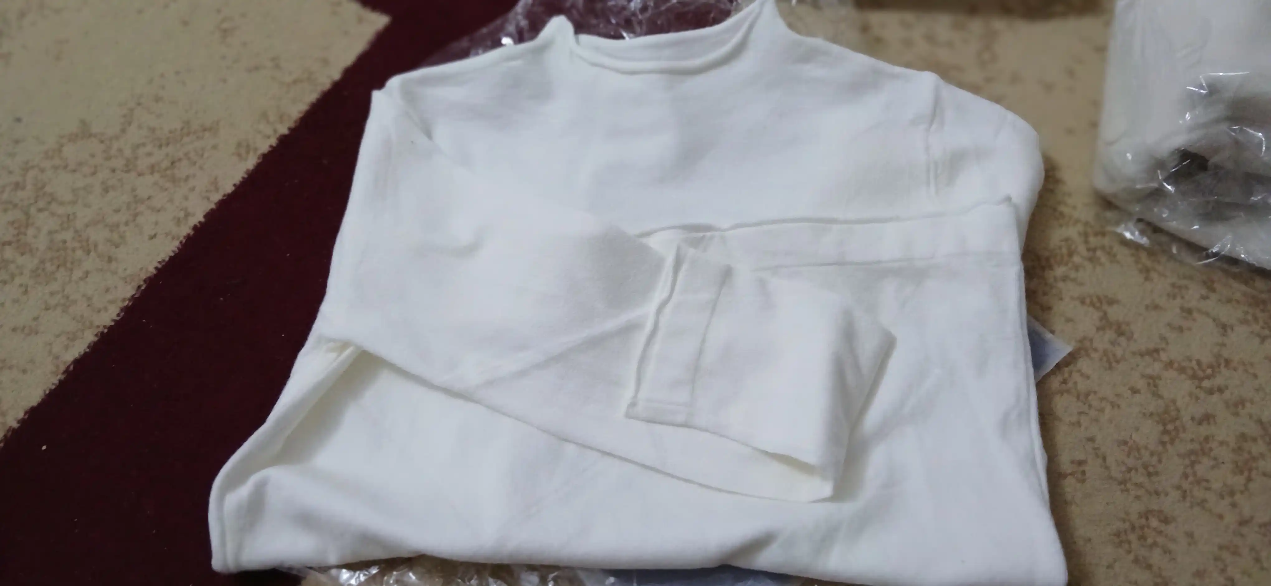 Ayollar sviteri, standart o‘lchamda, yumshoq yupqa matodan tikilgan, kuz mavsumiga mos